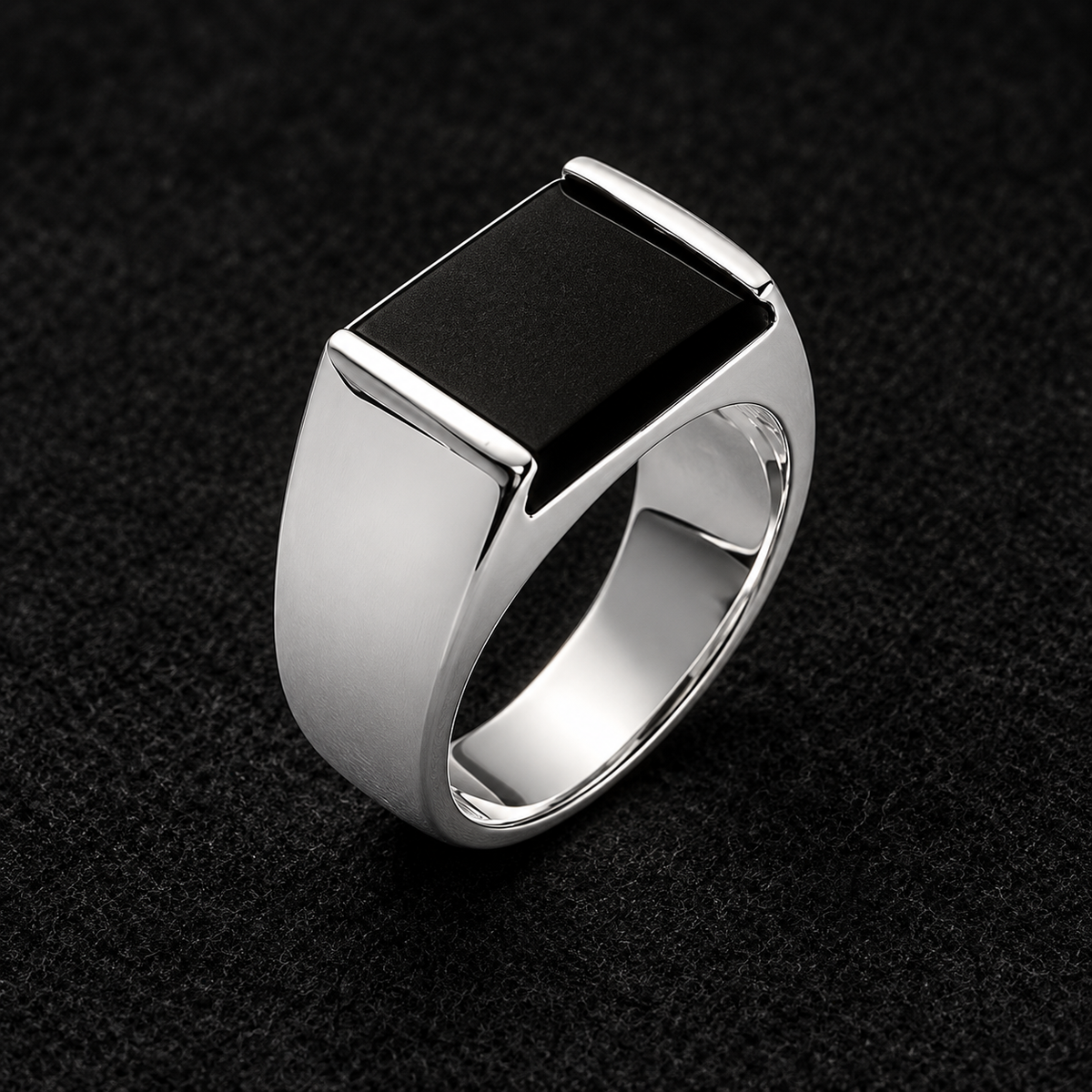 Chevalière homme argent 925 rhodié rectangle noir — vue sur fond noir — Vindicta