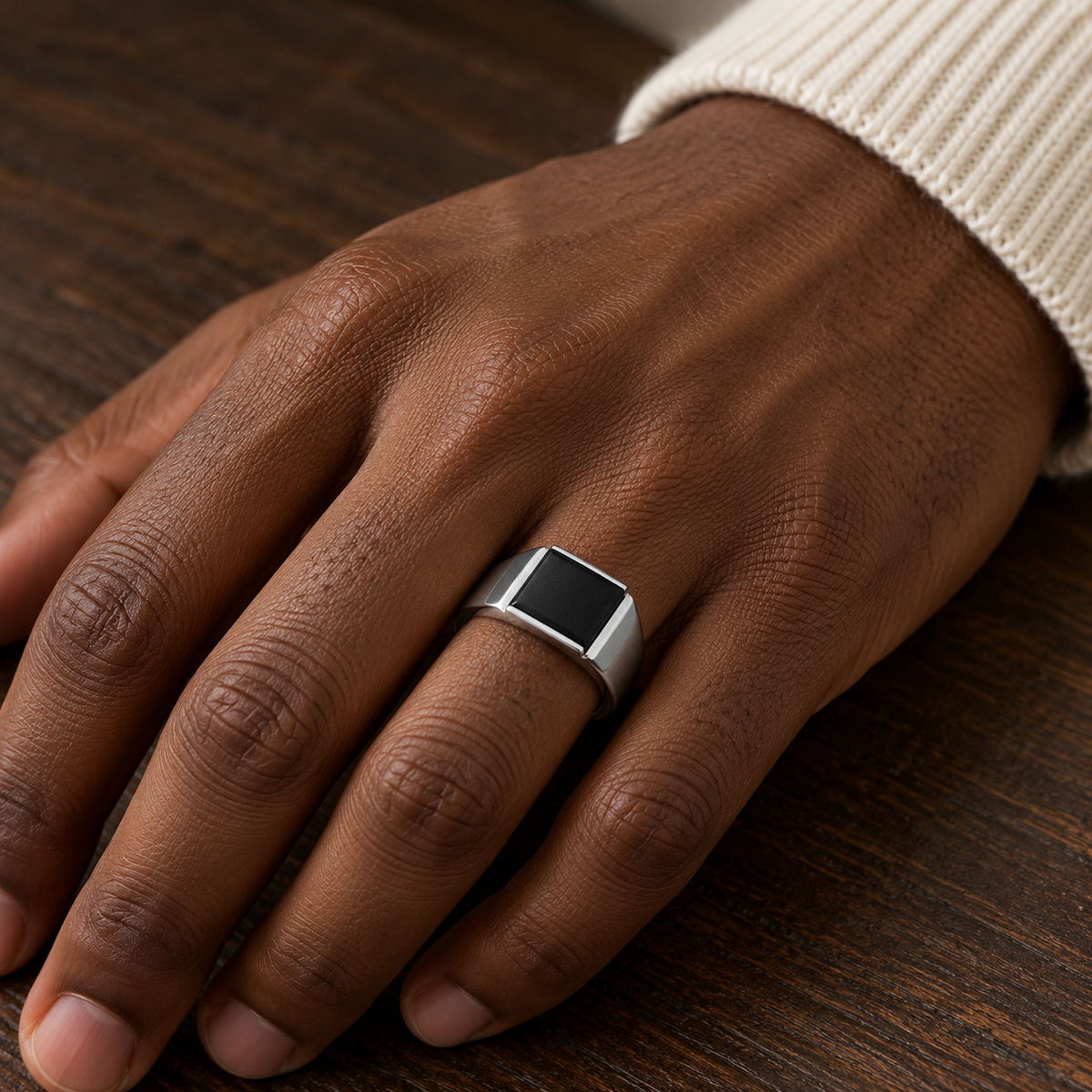 Chevalière homme argent 925 rhodié rectangle noir — portée — Vindicta