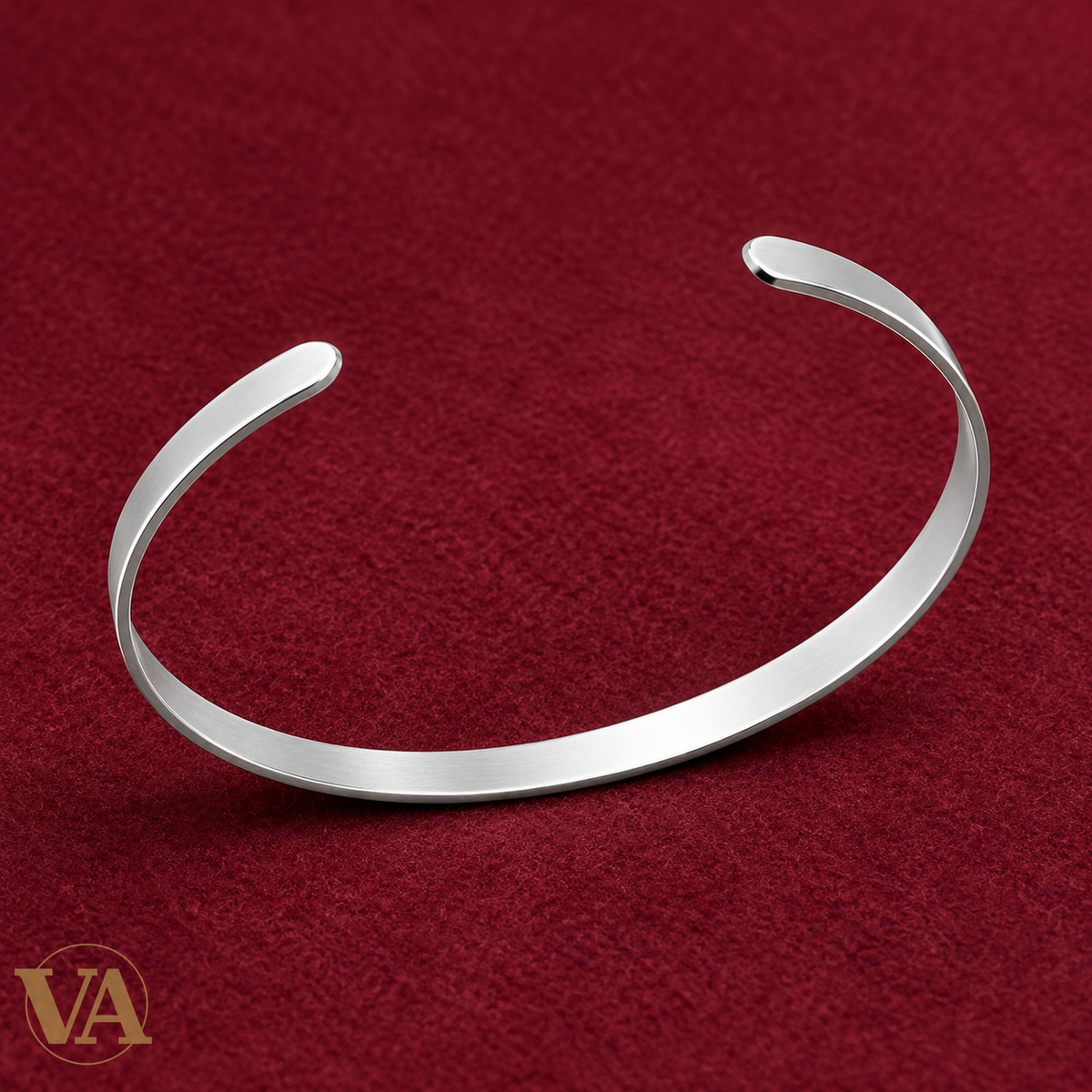 Bracelet jonc ouvert à ruban poli en argent 925 rhodié sur feutre bordeaux