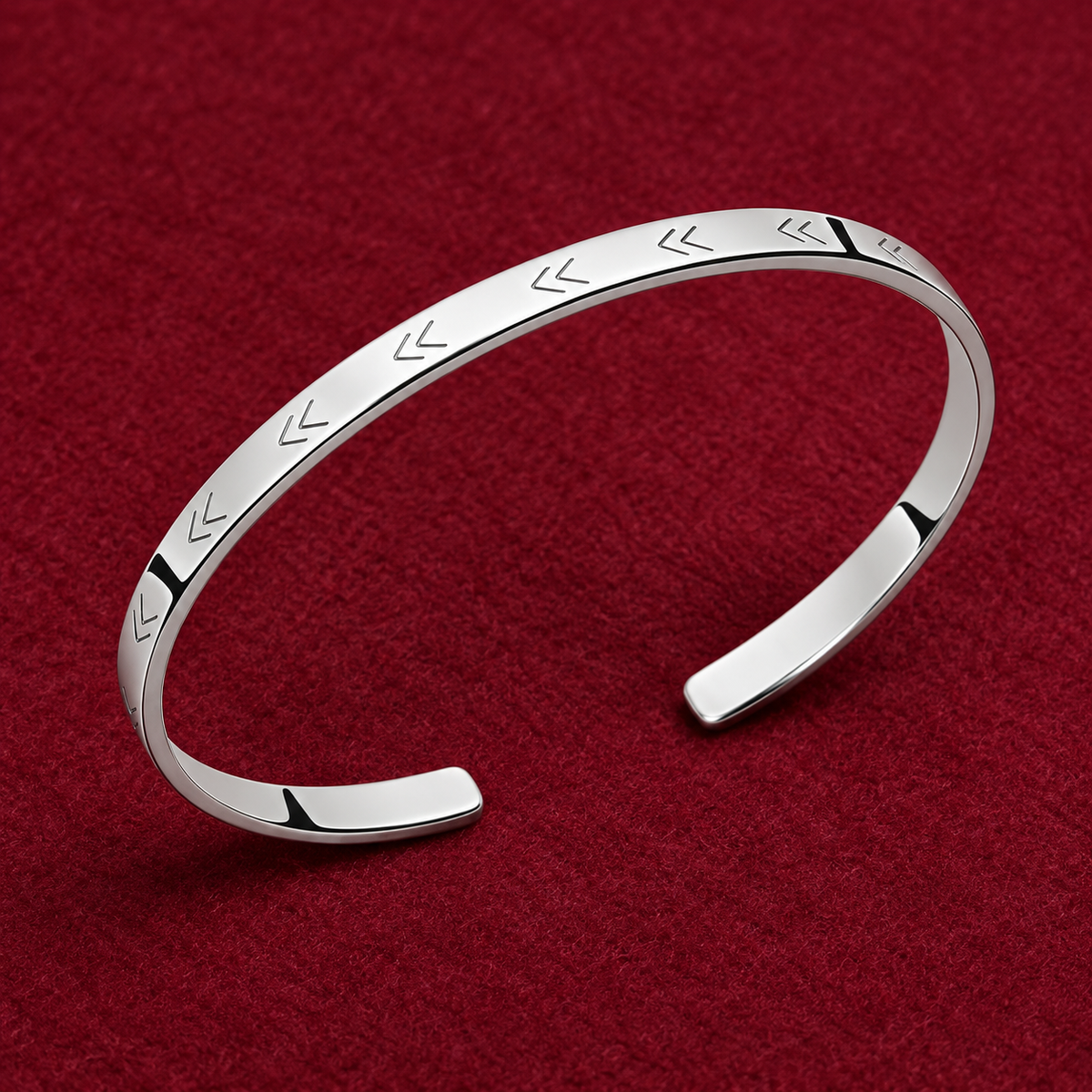 Bracelet jonc ouvert aux chevrons gravés en argent 925 rhodié sur feutre bordeaux