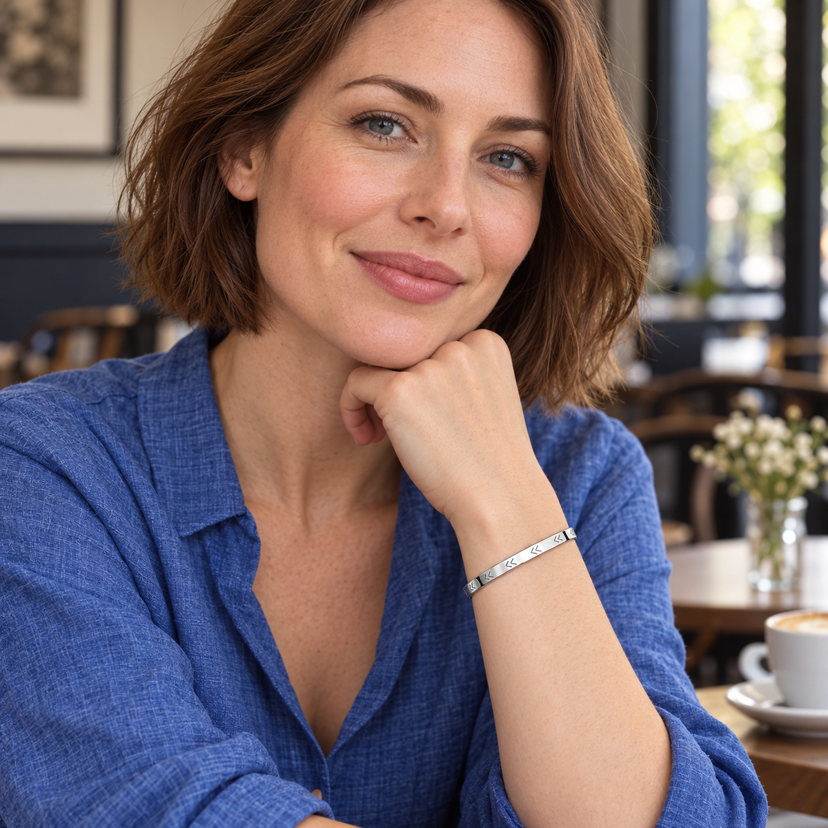 Bracelet jonc ouvert aux chevrons gravés en argent 925 rhodié — porté 1, visage et poignet