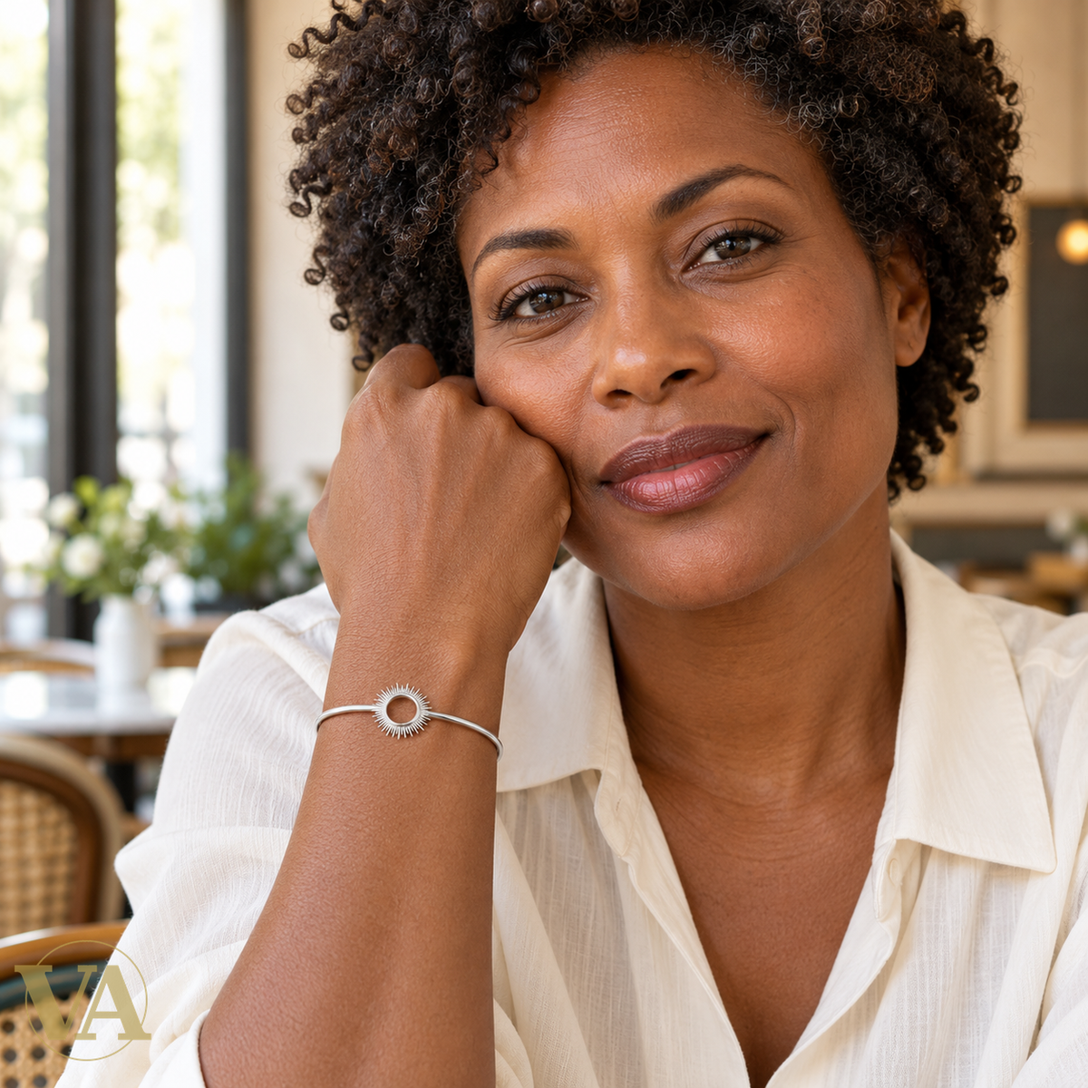 Bracelet jonc au soleil ajouré en argent 925 rhodié — porté 2, visage et poignet