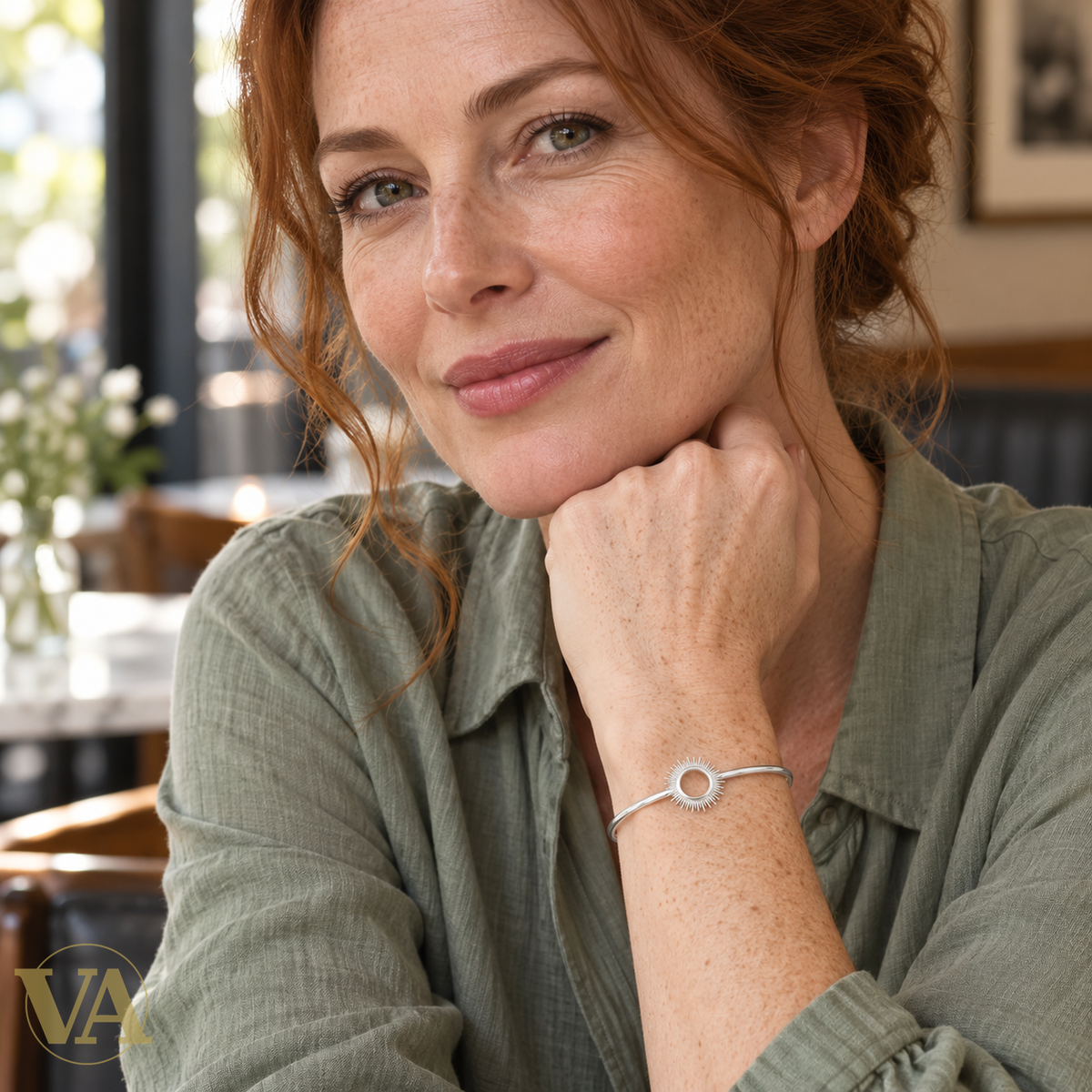 Bracelet jonc au soleil ajouré en argent 925 rhodié — porté 3, visage et poignet