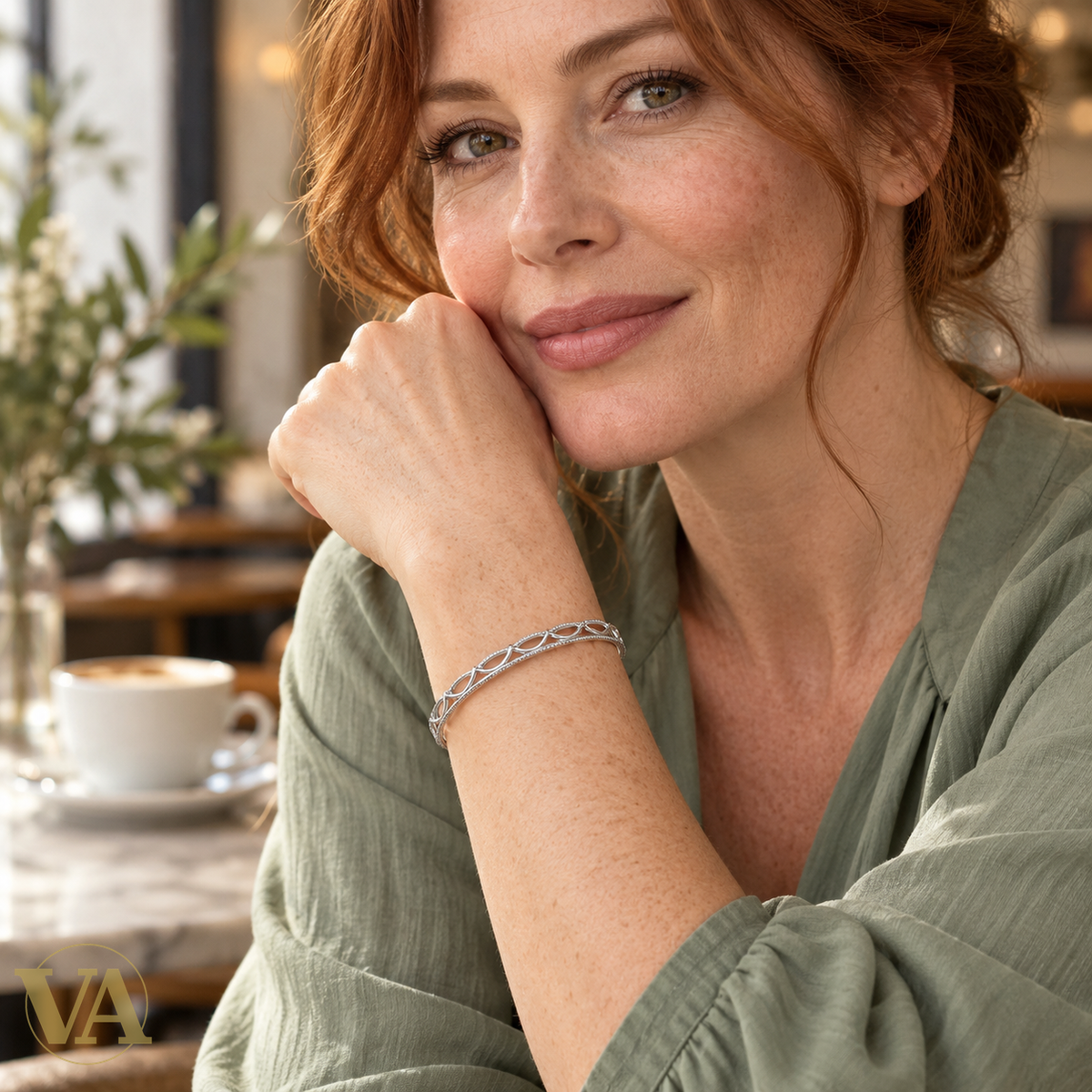 Bracelet jonc aux feuilles ajourées en argent 925 rhodié — porté 3, visage et poignet