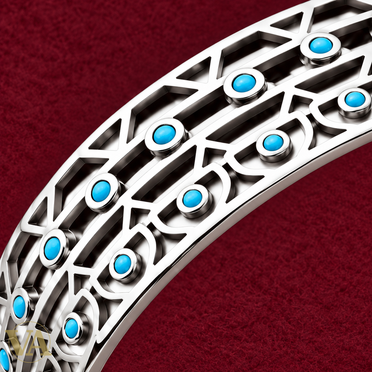 Jonc Femme Argent 925 Rhodié — Dentelle Géométrique et Touches Bleues — zoom du détail sur feutre bordeaux