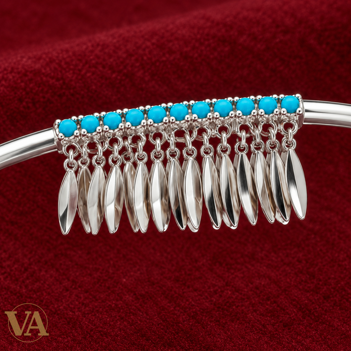 Jonc Femme Argent 925 Rhodié — Franges Argentées et Pierres Bleues — zoom du détail sur feutre bordeaux
