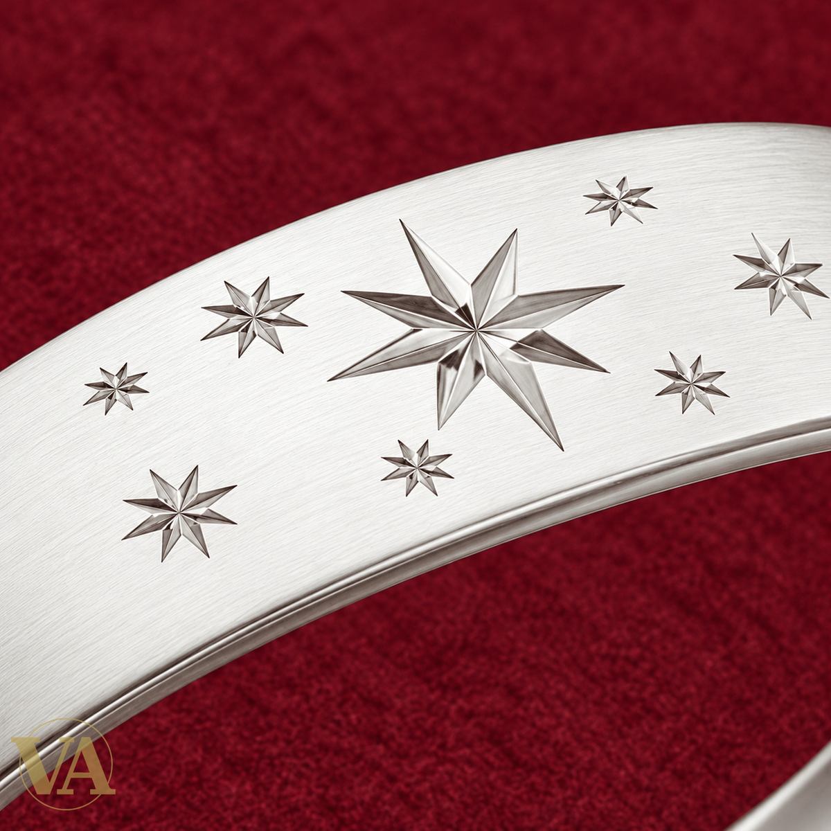 Jonc Femme Argent 925 Rhodié — Constellation Gravée — zoom du détail sur feutre bordeaux