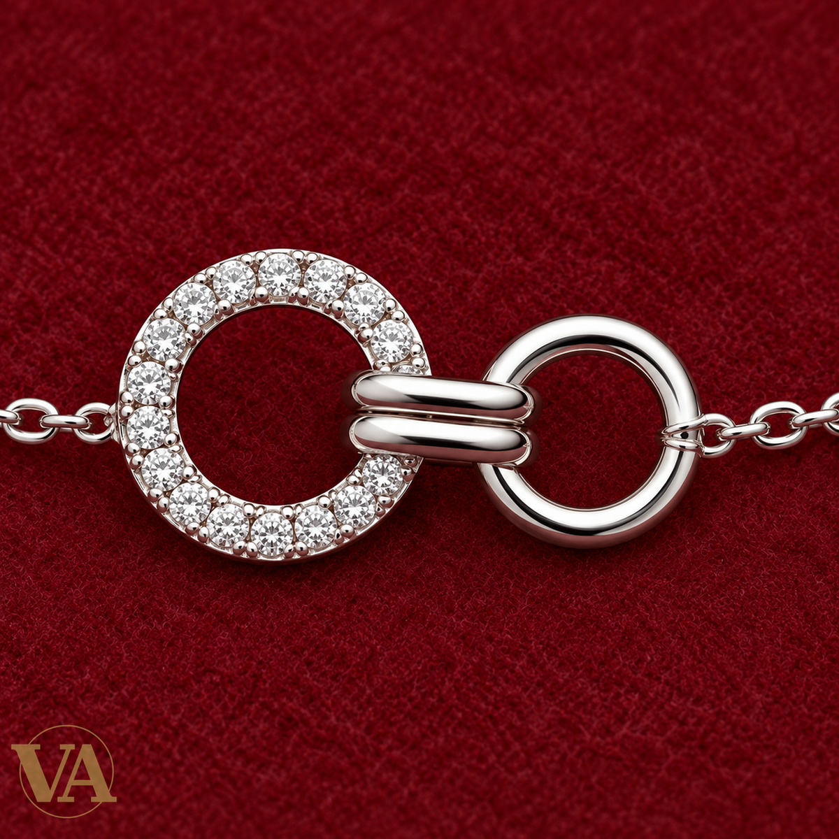 Zoom de détail du bracelet sur feutre bordeaux