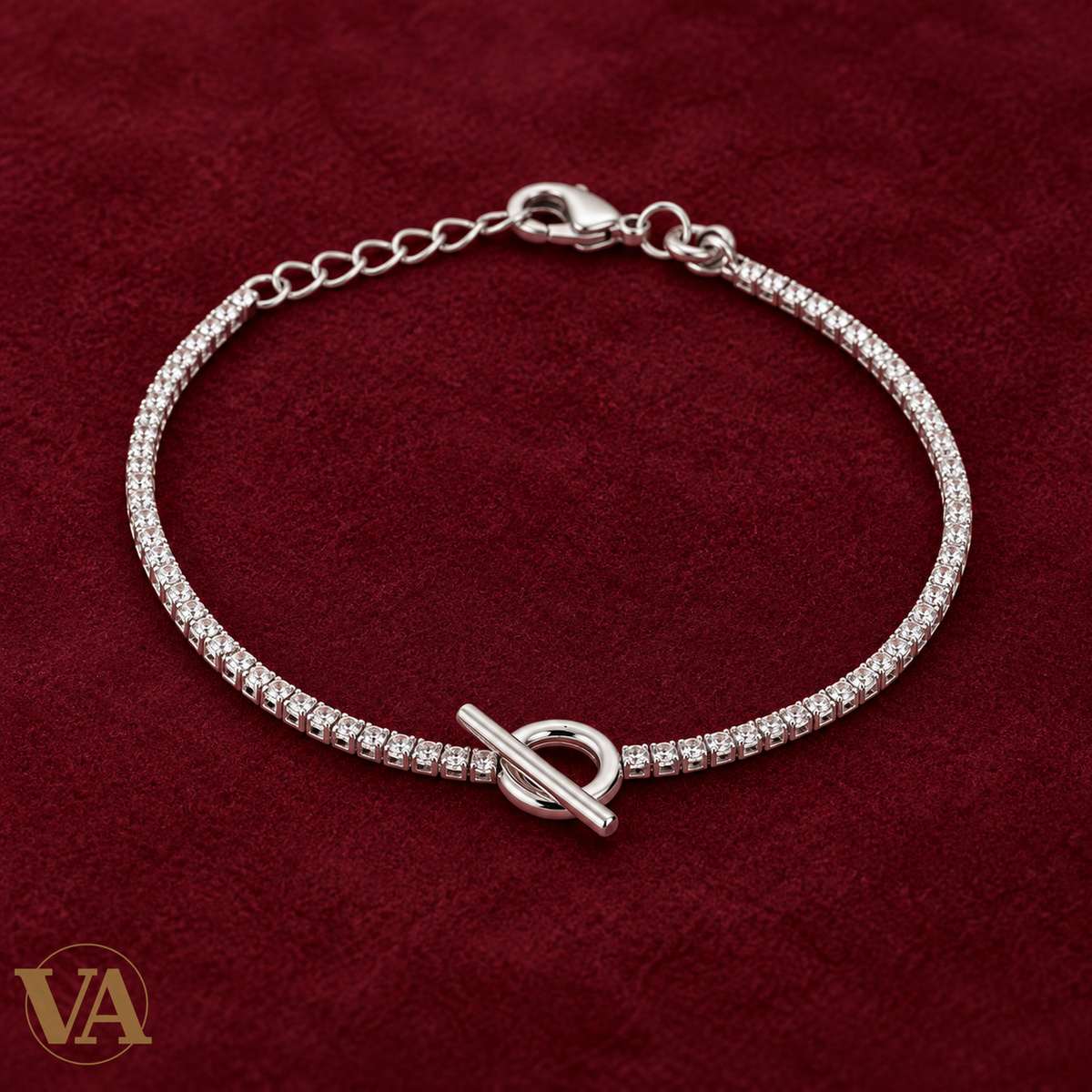 Bracelet rivière de zirconiums à motif anneau et barre en argent 925 rhodié sur feutre bordeaux