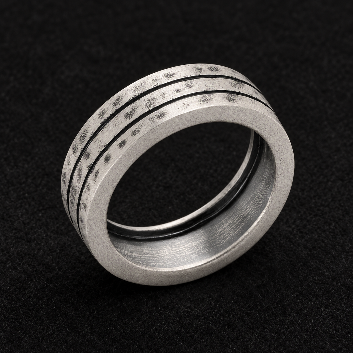 Anneau homme argent 925 — Double rainure et texture patinée — vue d’ensemble