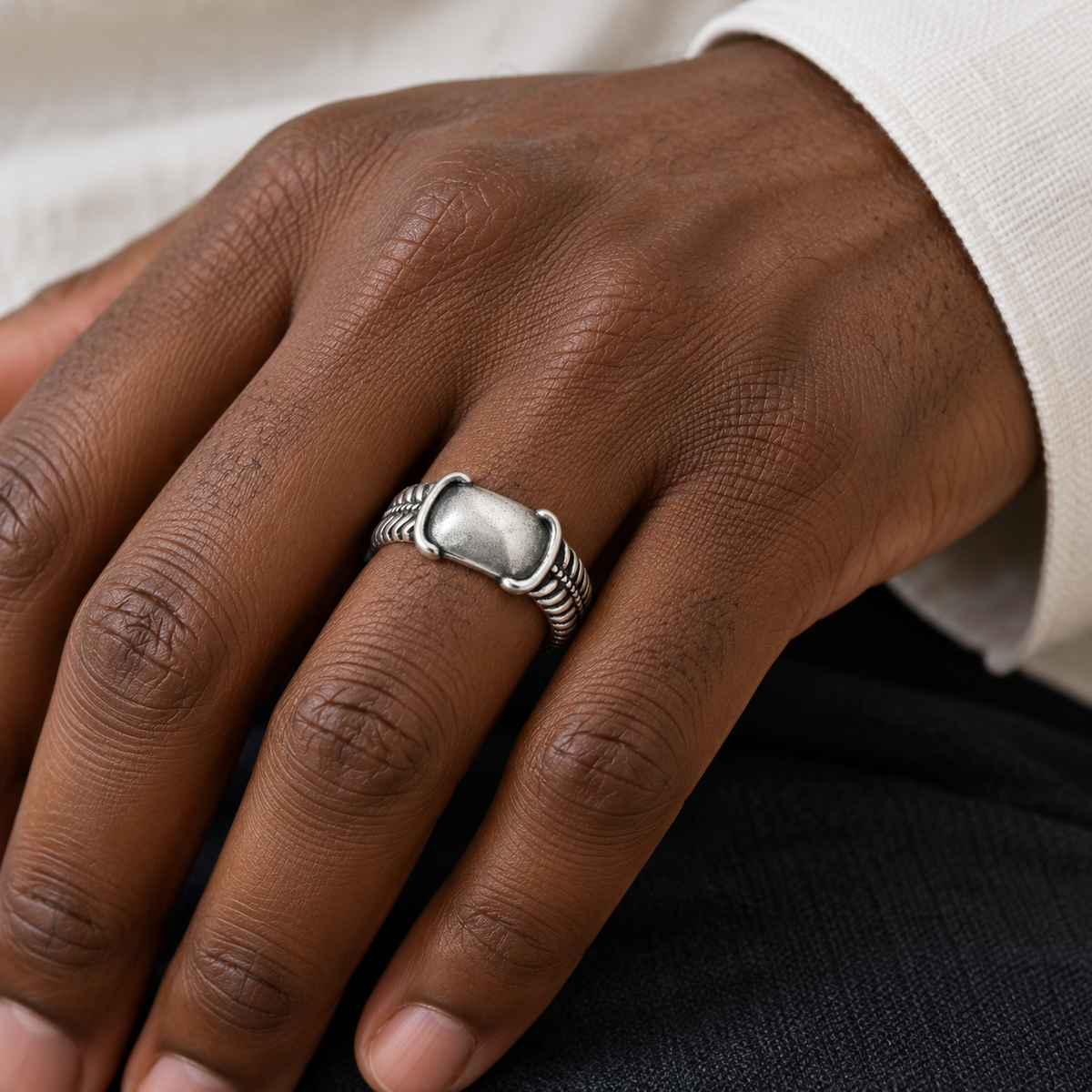 Chevalière homme argent 925 — Plateau galbé et épaules tressées — porté sur main noire