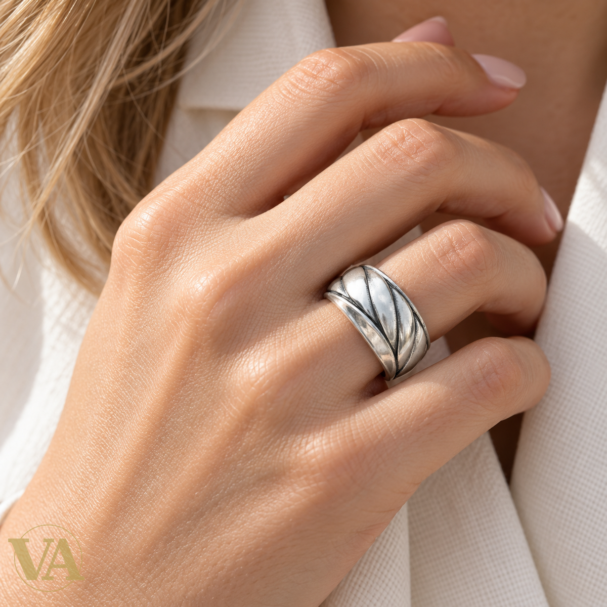 Bague femme argent 925 à reliefs obliques — gros plan sur une main claire
