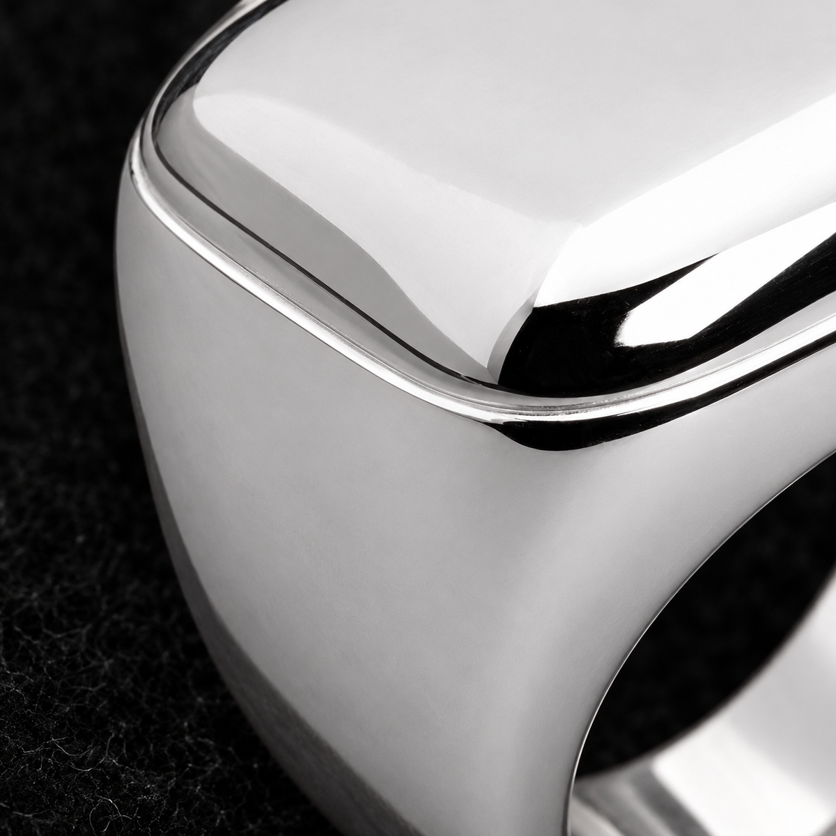 Chevalière homme argent 925 rhodié — Carré galbé Marlon — zoom du détail
