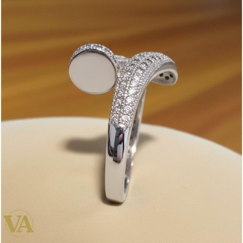 Bague Vindicta en argent 925 massif, pavage d'oxydes blancs, design courbé moderne et lumineux.