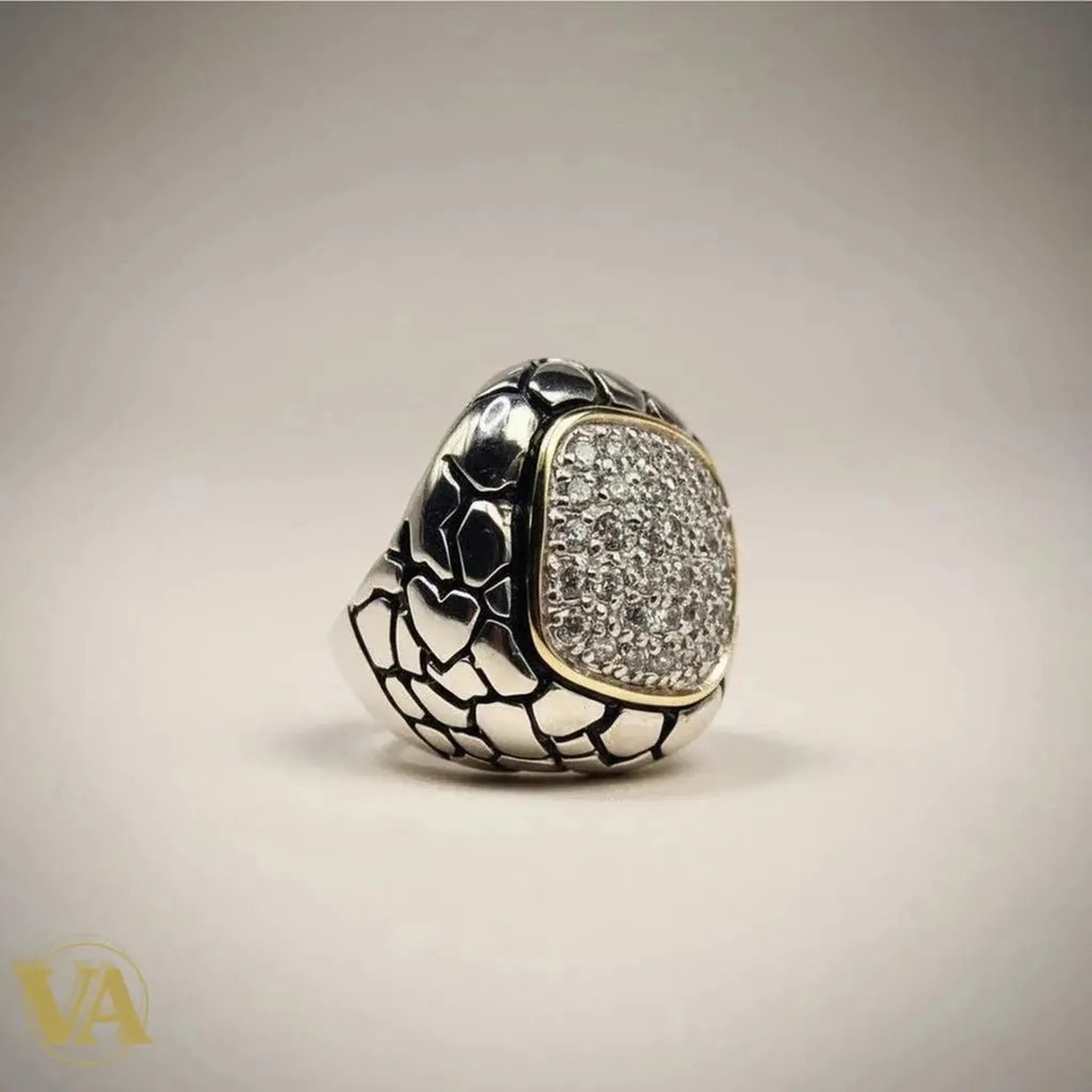Bague femme Vindicta en argent 925, pavée de zirconiums blancs, design écaille, finition polie.