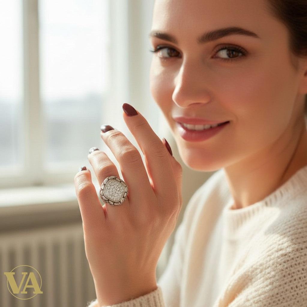 Bague femme Vindicta en argent 925, pavée de zirconiums blancs, design moderne et lumineux.
