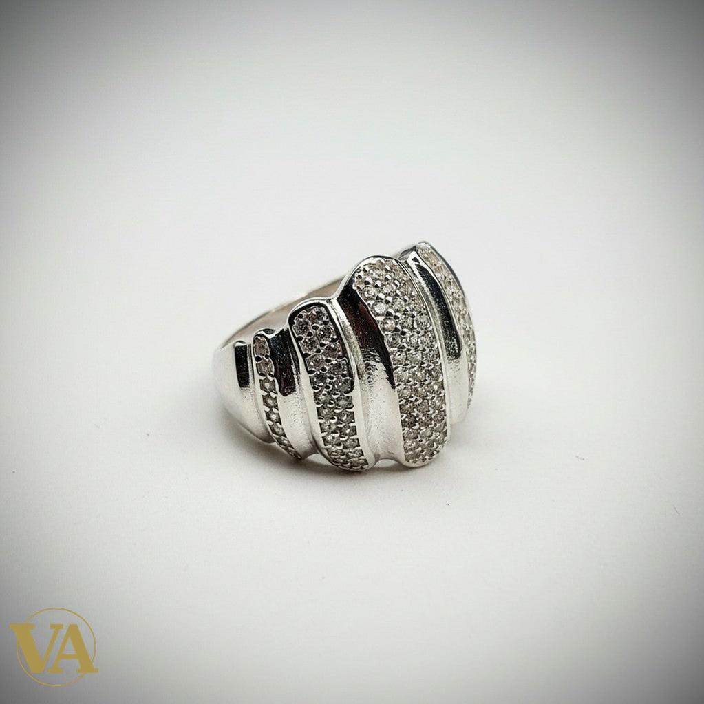 Bague femme Vindicta en argent 925 massif, pavée de zirconiums cubiques, finition poli miroir, design moderne et large.