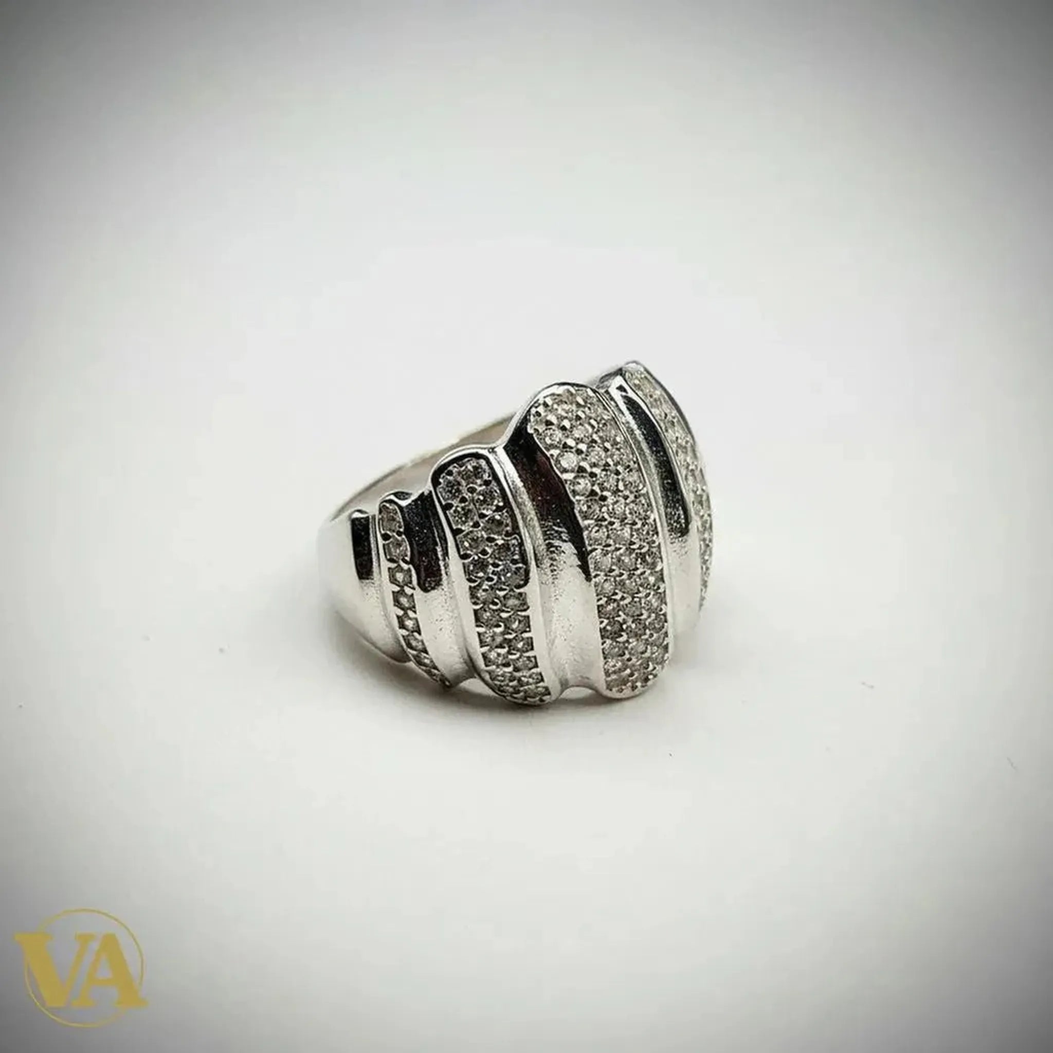 Bague femme Vindicta en argent 925 massif, pavée de zirconiums cubiques, finition poli miroir, design moderne et large.