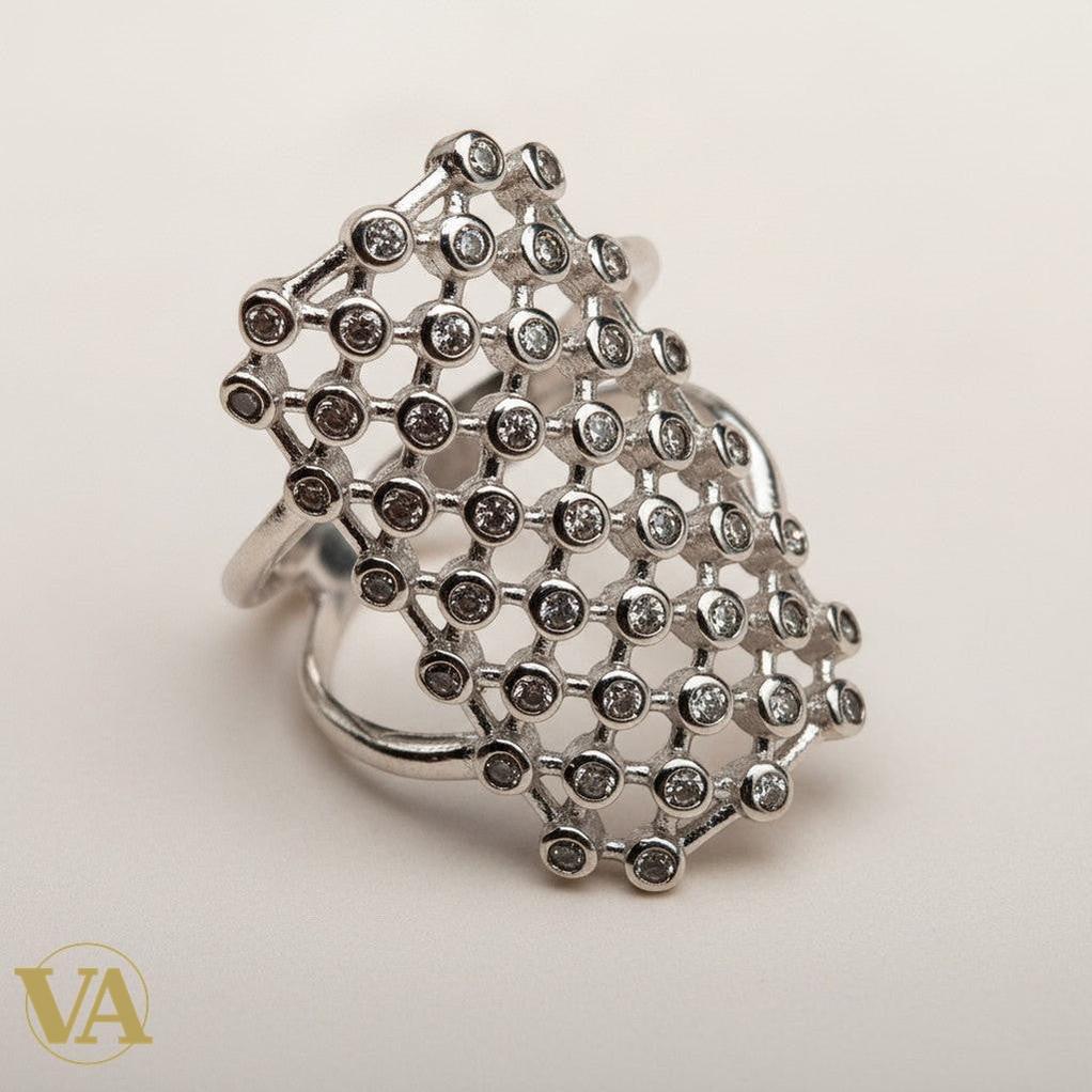 Bague ajourée en argent 925 Vindicta, pavée de zirconiums scintillants, design géométrique moderne.