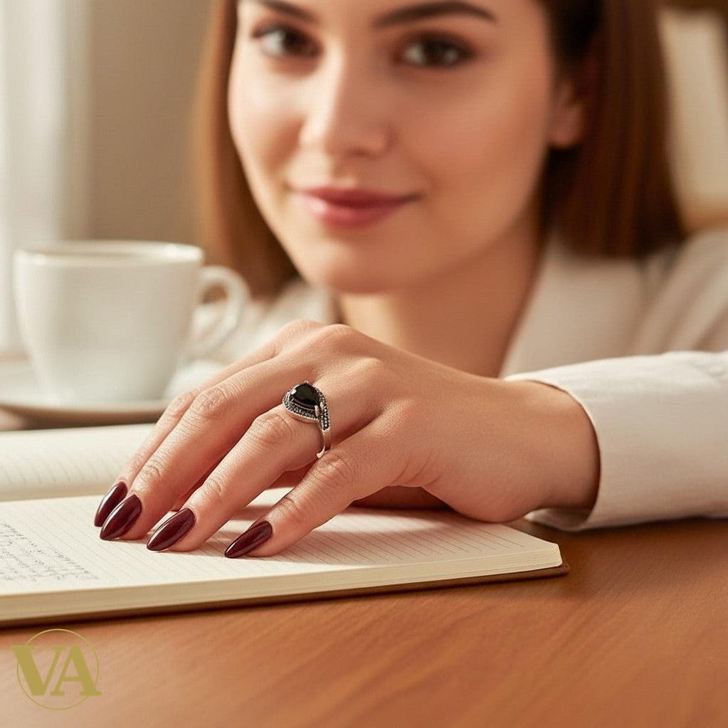 Bague femme Vindicta en argent 925, onyx noir cabochon poire entouré de marcassites, style élégant.