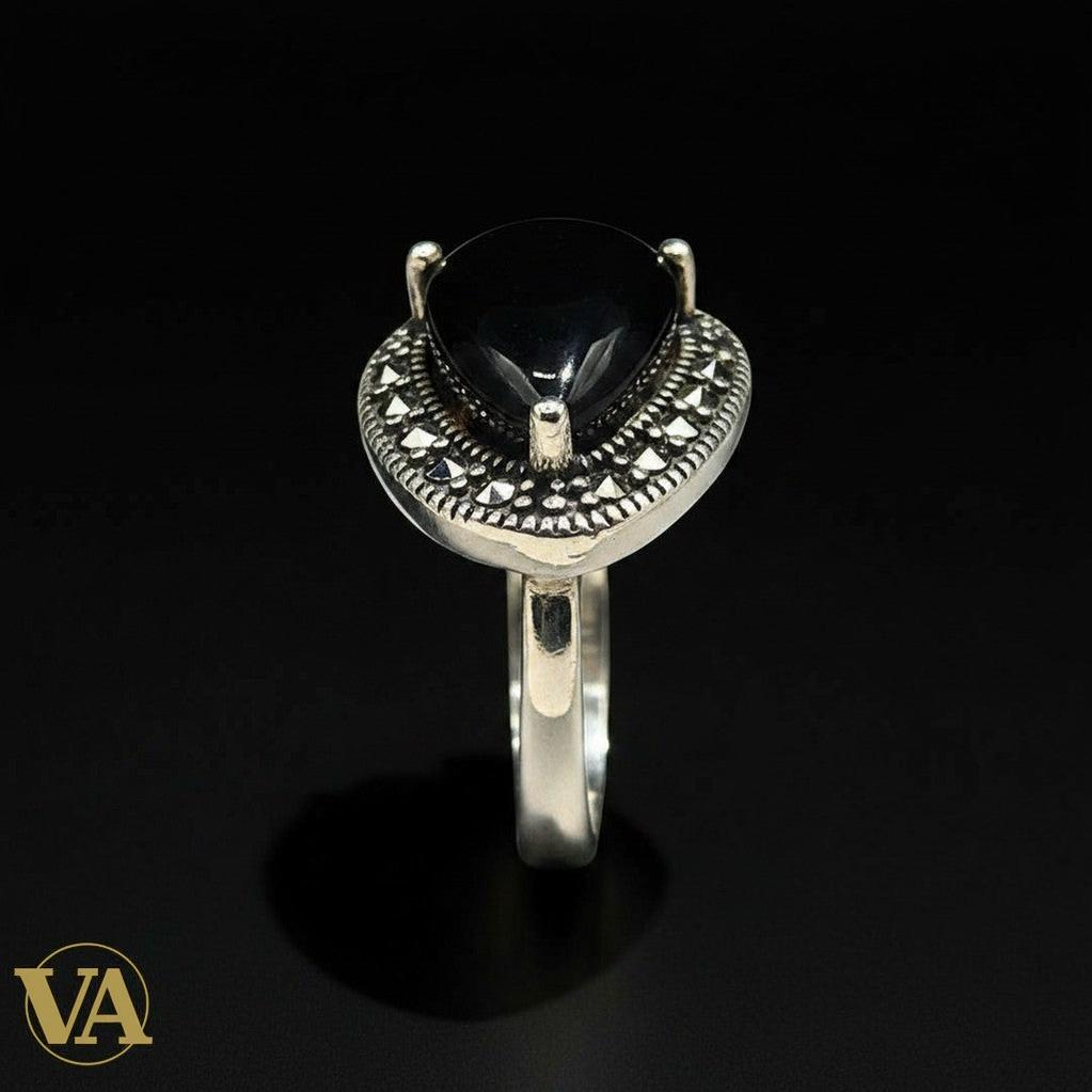 Bague femme Vindicta en argent 925, onyx noir cabochon poire et marcassites, style mystique