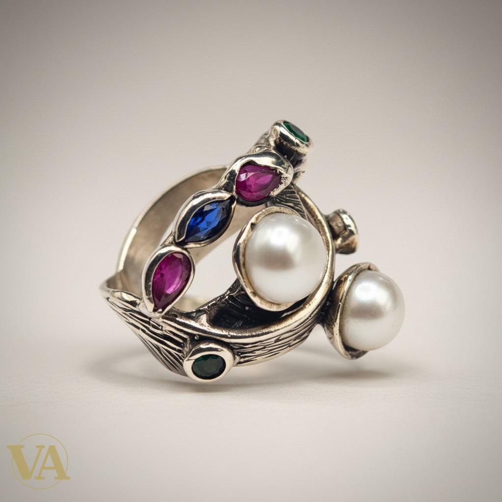 Bague femme Vindicta en argent 925 ornée de perles blanches et de pierres colorées rouge, bleu et vert.