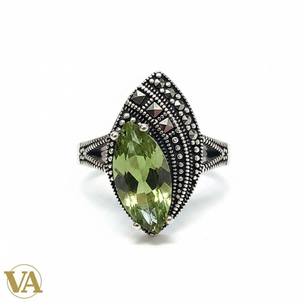 Bague en argent 925 Vindicta avec une sultanite verte en forme de marquise et des marcassites scintillantes.