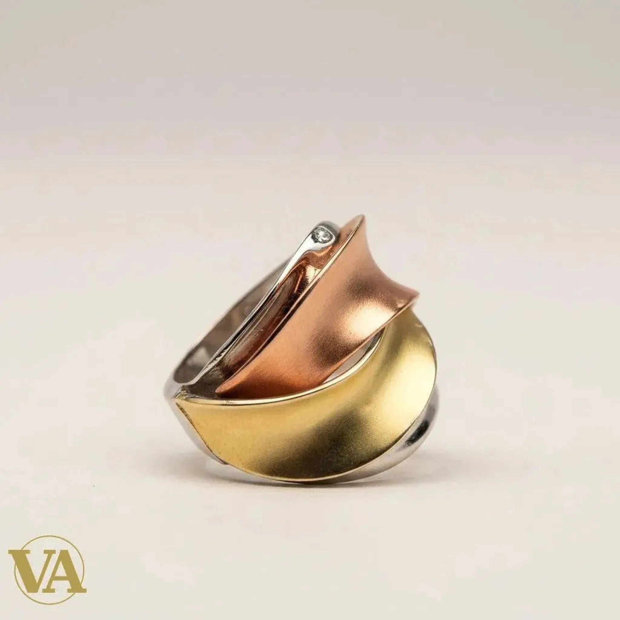 Bague femme Vindicta en argent 925 trois couleurs entrelacées, finition brillante, dorée et rosée. Design moderne.