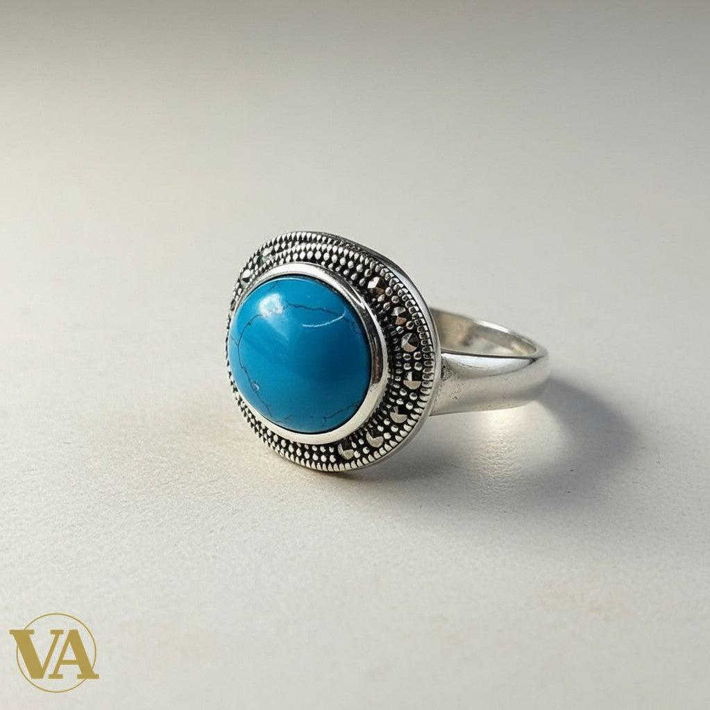 Bague femme Vindicta en argent 925 avec turquoise cabochon bleu et marcassites serties. Design lumineux et raffiné.