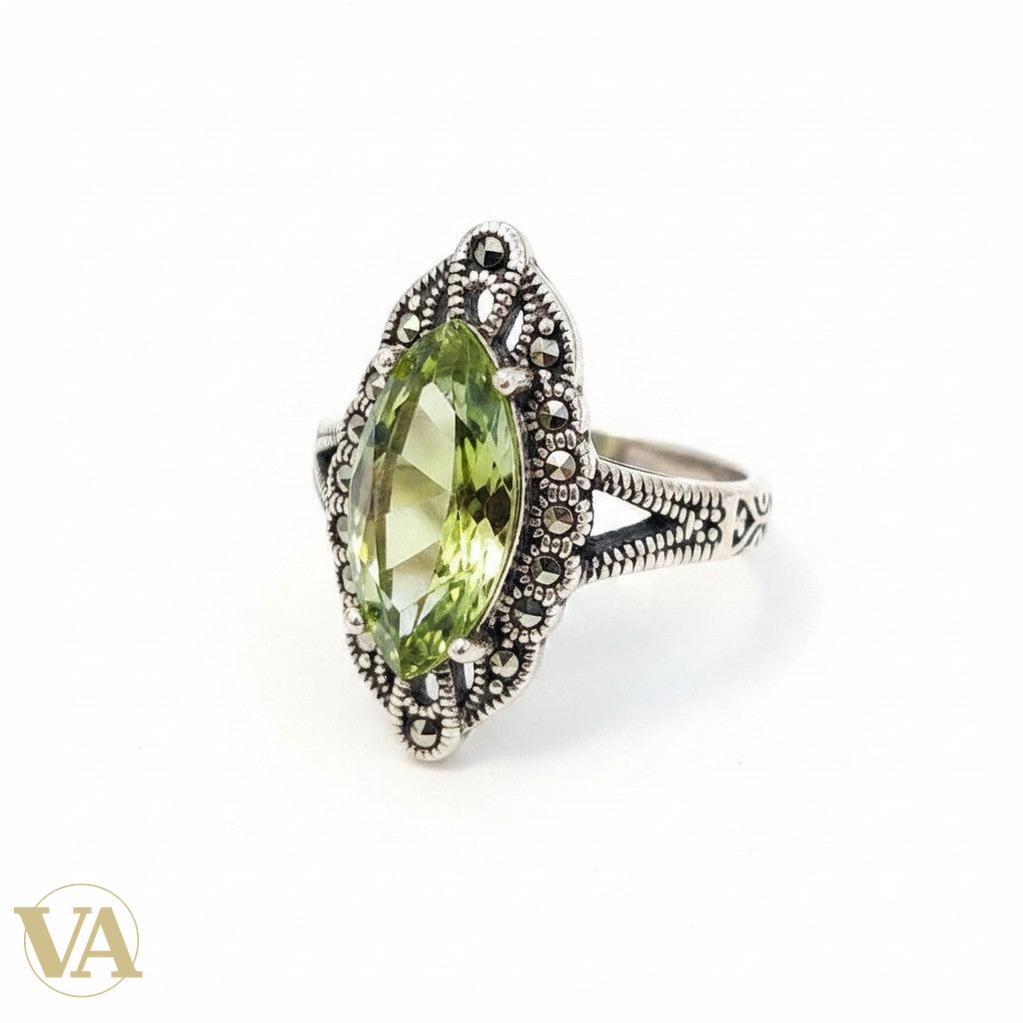 Bague femme Vindicta en argent 925 massif, ornée d'une sultanite verte taille marquise et de marcassites scintillantes.