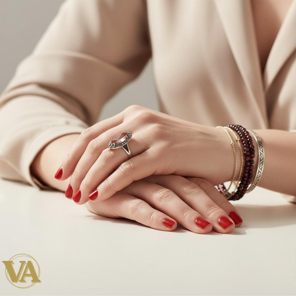 Bague femme Vindicta en argent 925, ornée d'une sultanite marquise et de marcassites scintillantes. Style vintage chic.