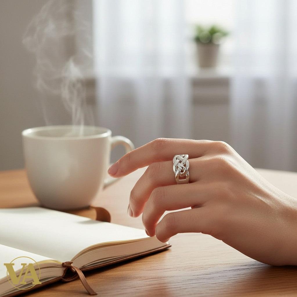 Bague Vindicta : Bijoux Argent 925 Massif, Luxe et Héritage en argent massif avec motif tressé portée sur une main