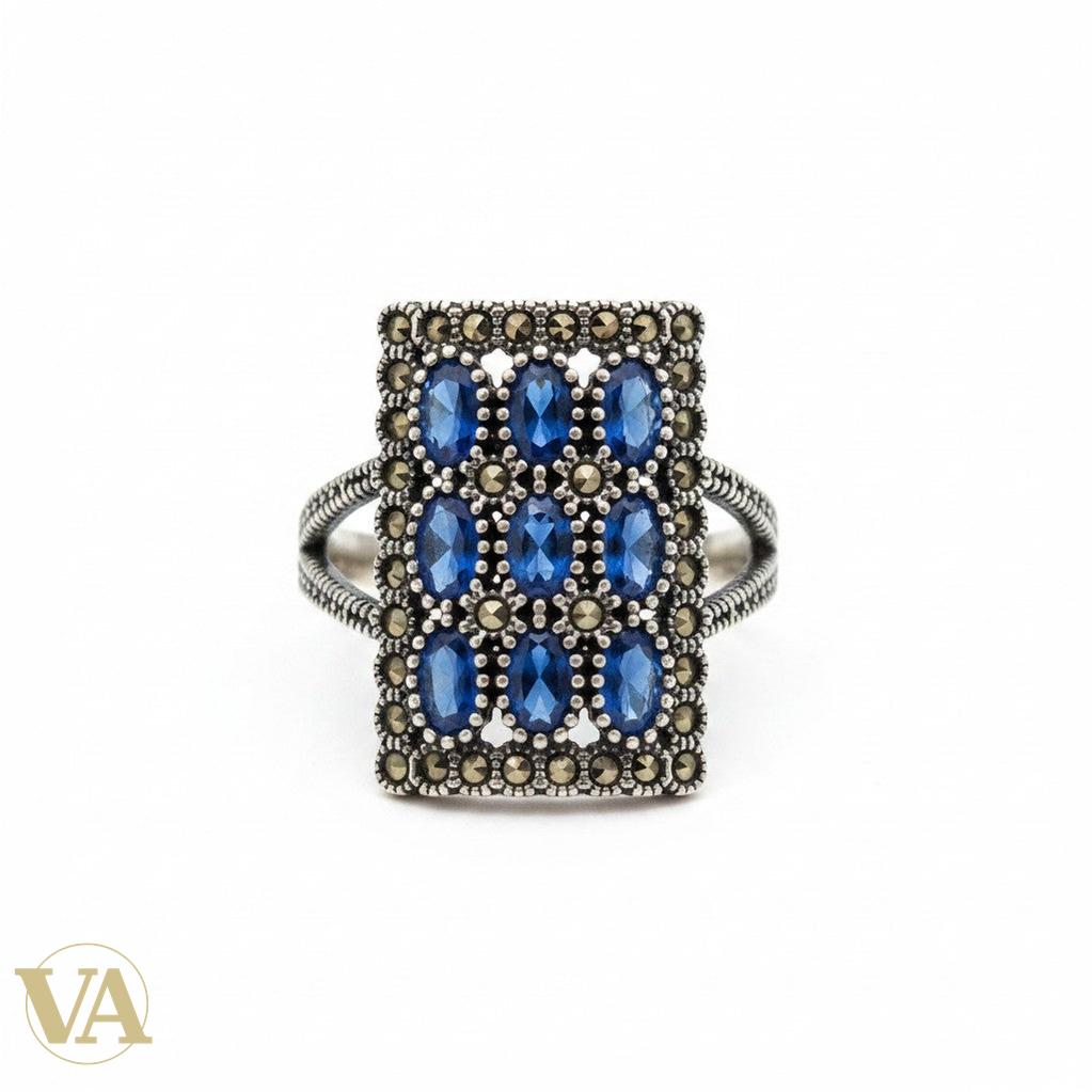 Bague rectangulaire en argent 925 Vindicta ornée de pierres bleues facettées et de marcassite, style vintage.