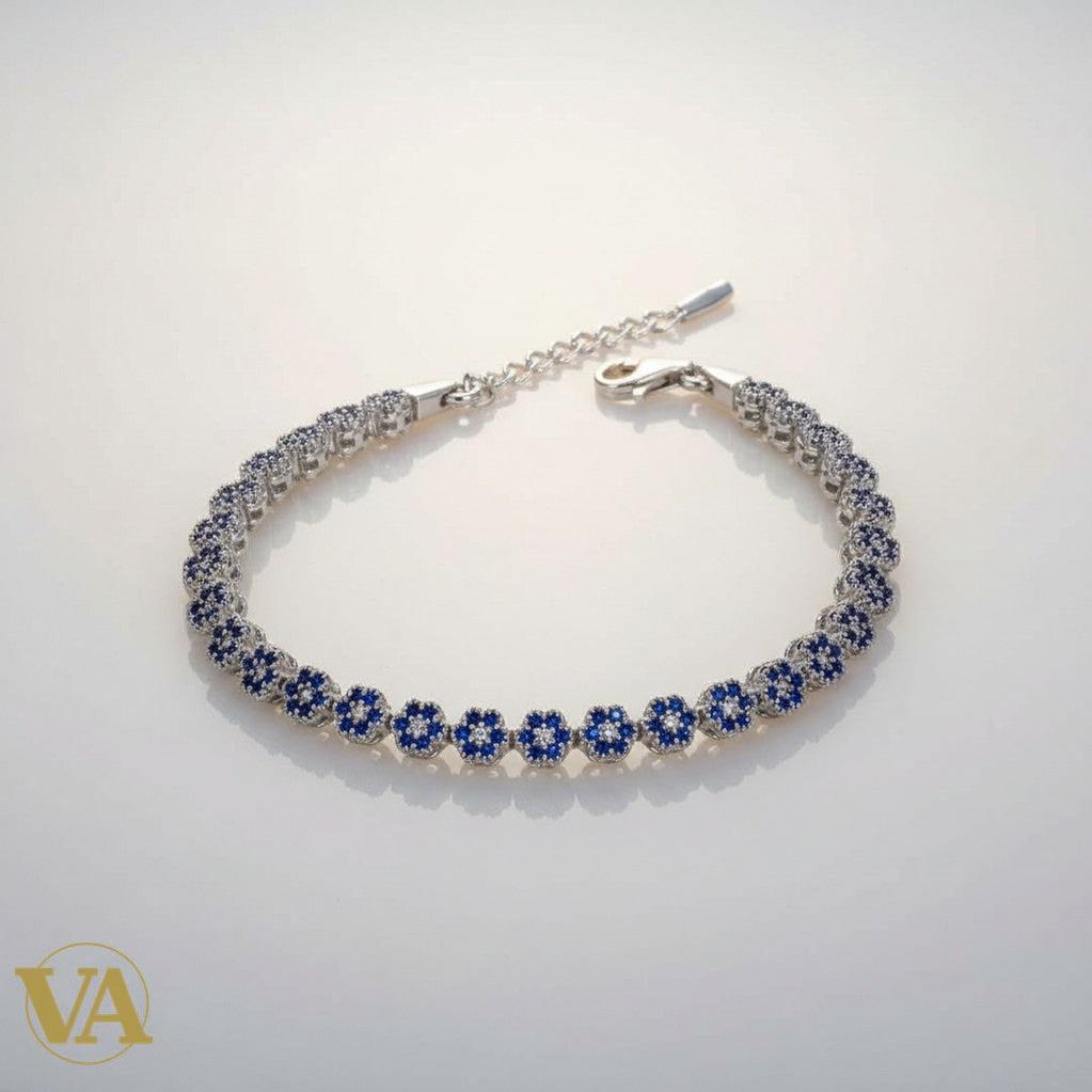 Bracelet Vindicta en argent 925 orné de motifs rosace sertis d'oxydes bleus et blancs.