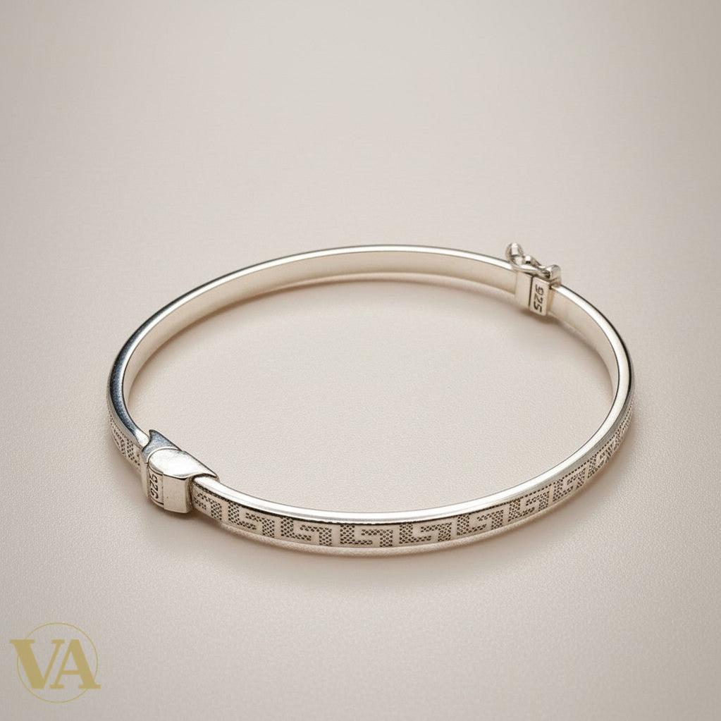 Bracelet jonc Vindicta en argent 925 massif, motif grec épuré gravé, finition polie et patinée, fermoir sécurisé.