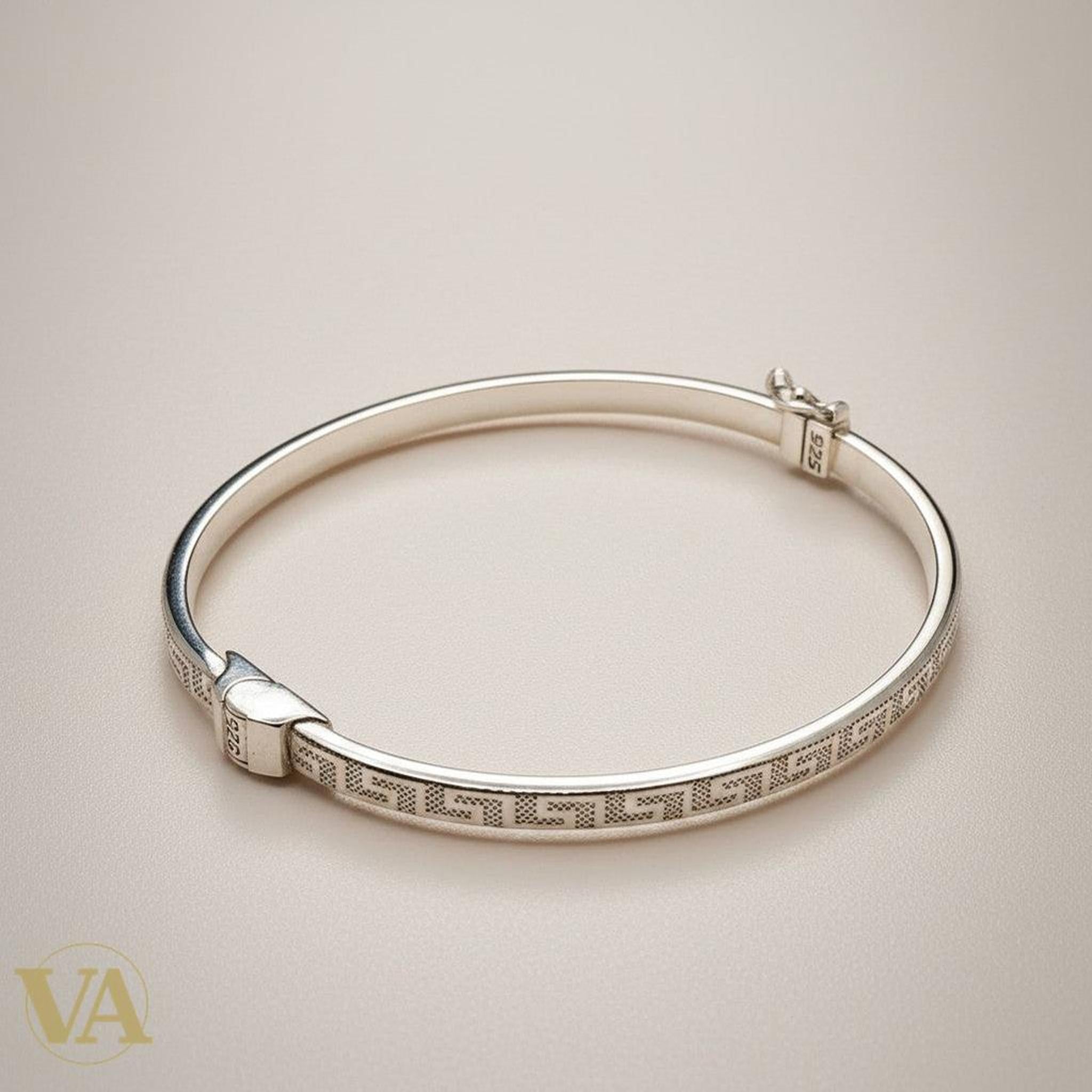 Bracelet jonc Vindicta en argent 925 massif, motif grec épuré gravé, finition polie et patinée, fermoir sécurisé.