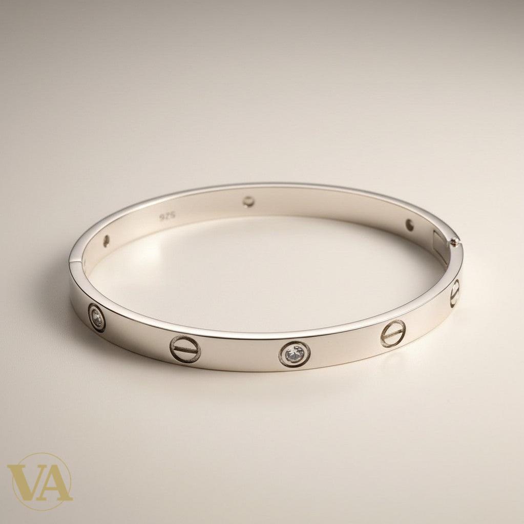 Vindicta jonc femme en argent 925 massif poli, orné de vis gravées et d'oxydes blancs. Style contemporain.