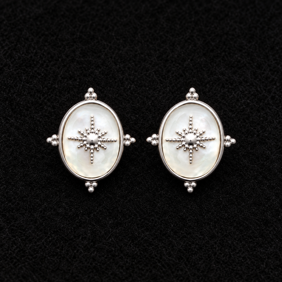 Boucles d’oreilles argent 925 rhodié — sur feutre noir
