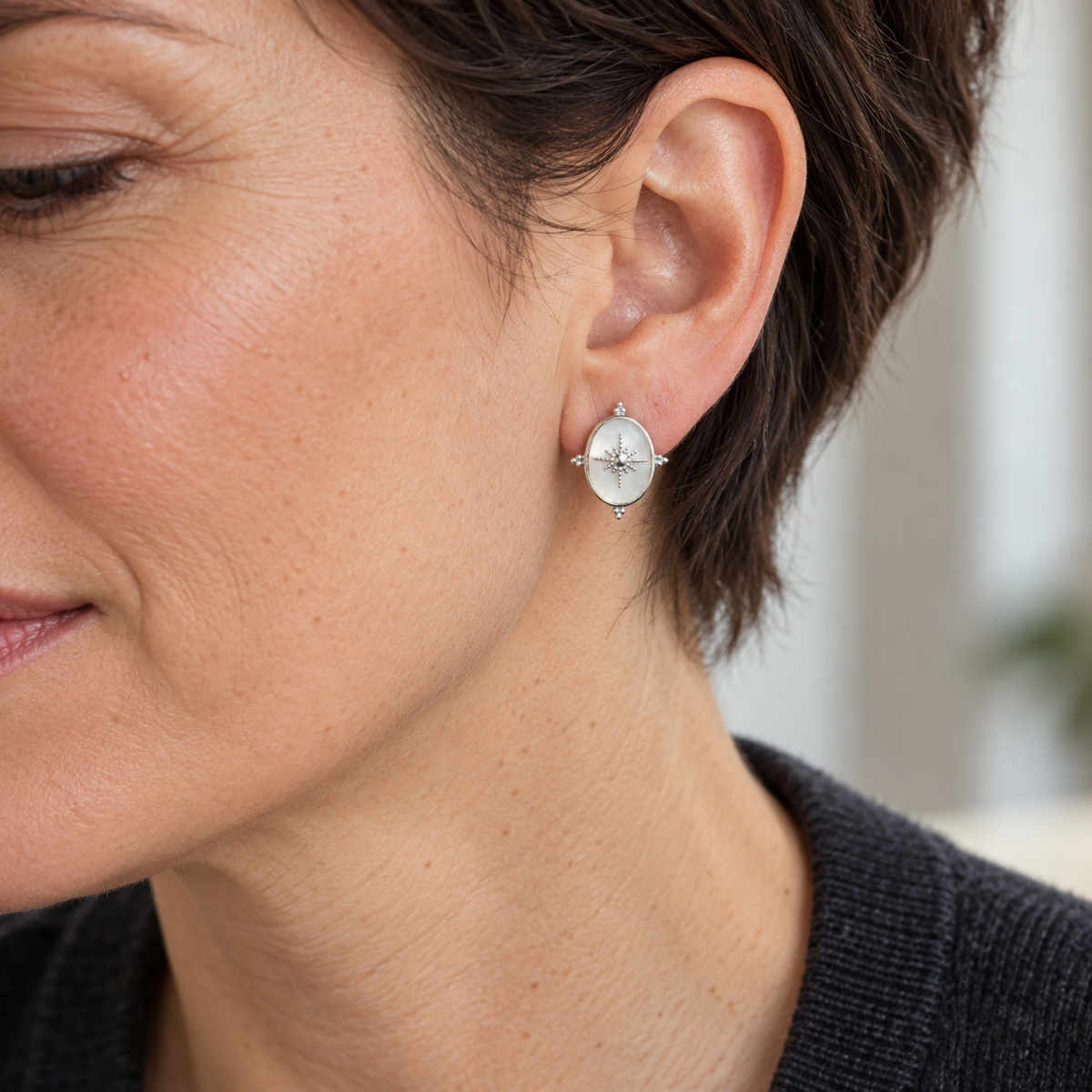 Boucles d’oreilles argent 925 rhodié — portées en gros plan