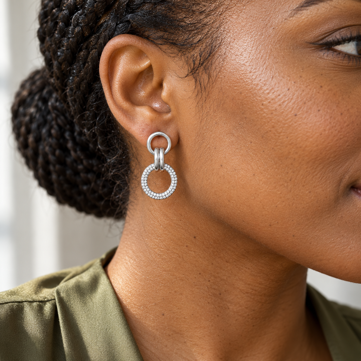 Boucles d’oreilles argent 925 rhodié — second porté en gros plan