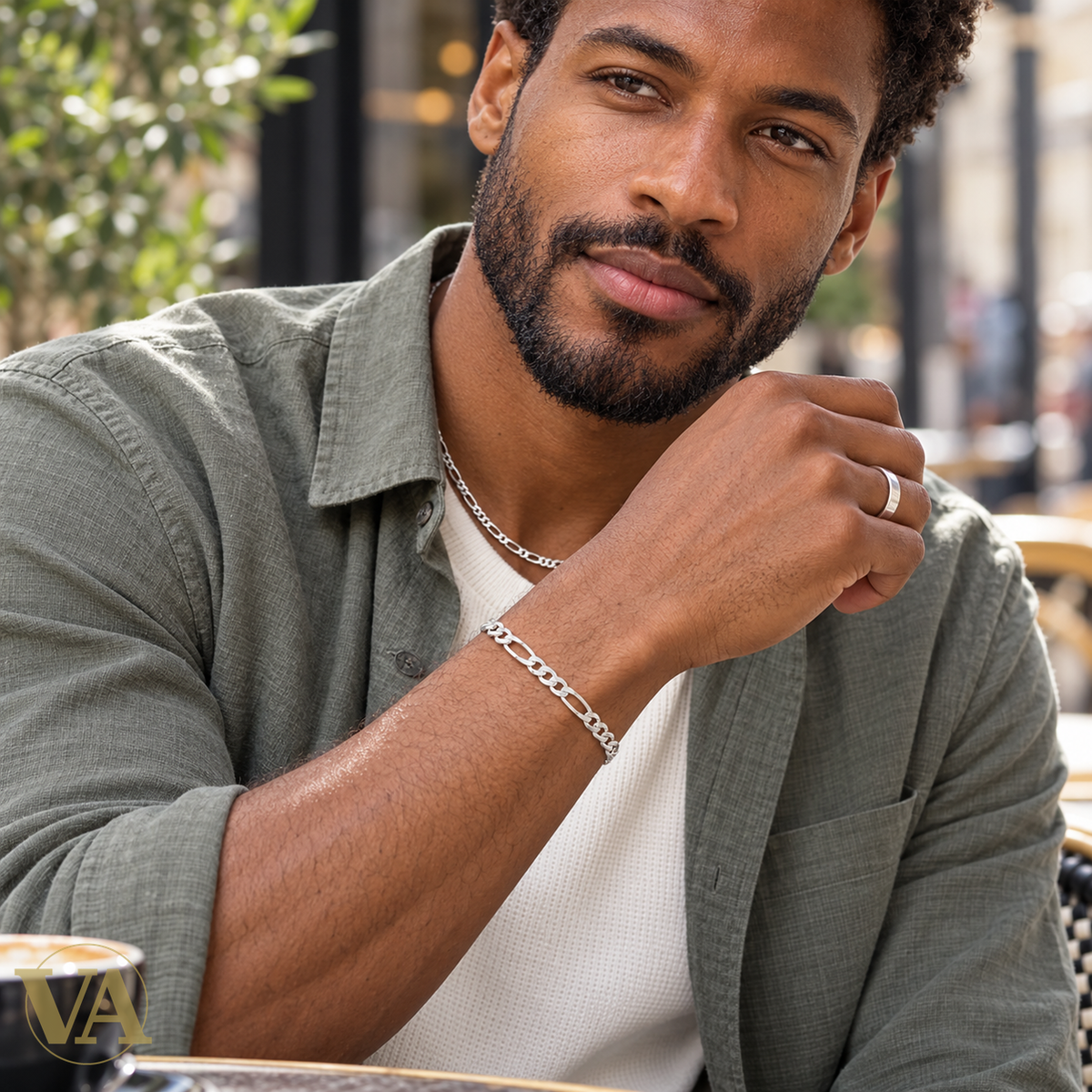 Bracelet homme argent 925 Figaro 1+3 21 cm — portrait lifestyle avec bracelet