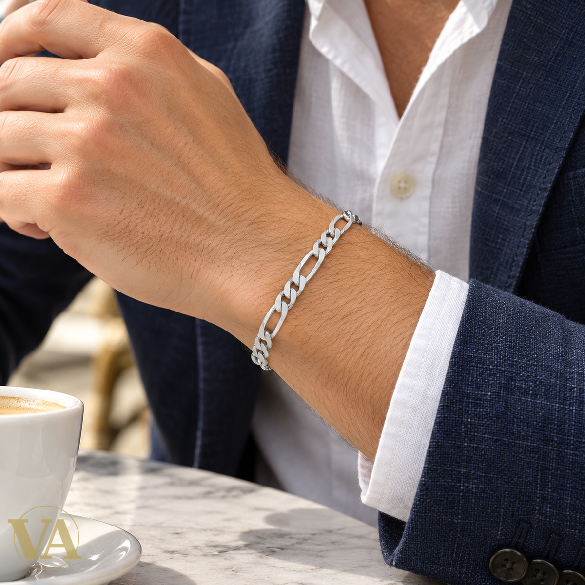 Bracelet homme argent 925 Figaro 1+3 21 cm — porté au poignet d’un homme blanc