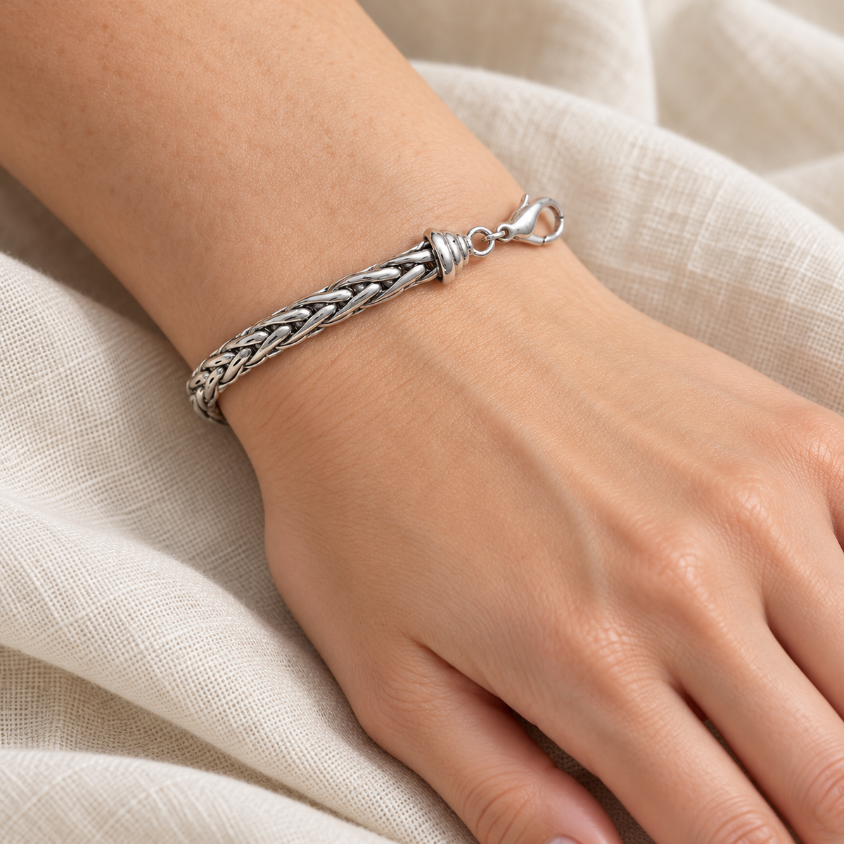 Maille Tressée Classique — zoom porté sur peau claire