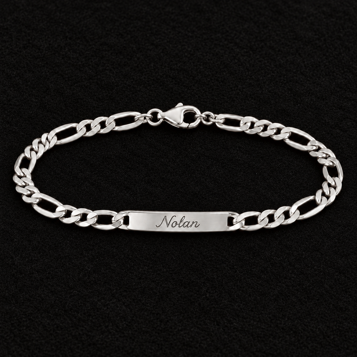 Bracelet argent 925 à graver — Figaro 1+3, 18 cm — sur feutre bordeaux, gravure d’exemple