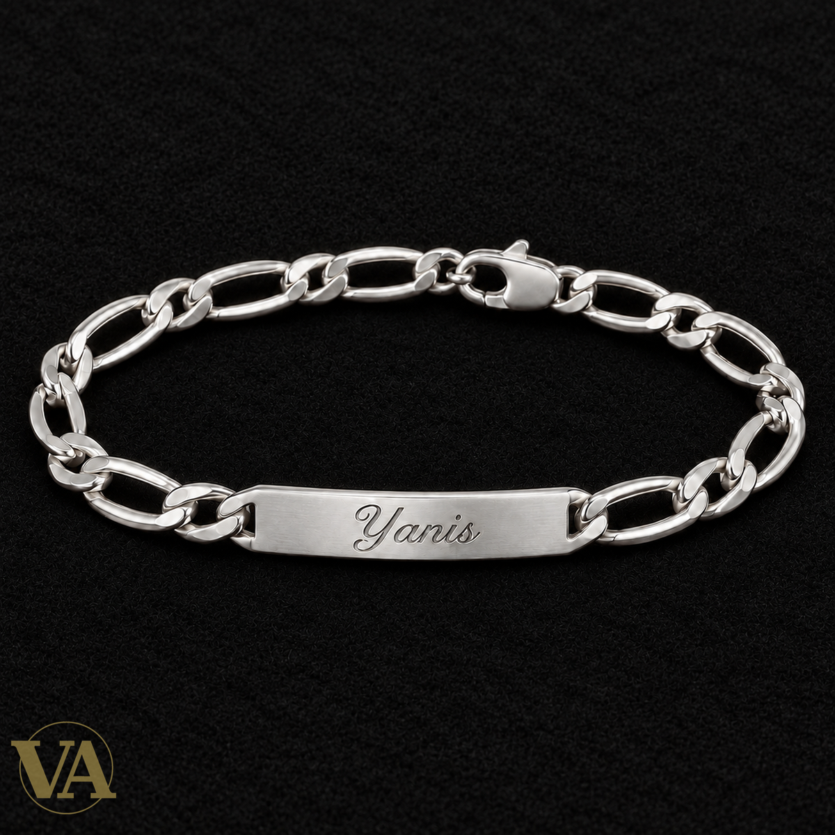 Bracelet identité argent 925 à graver — Figaro 1+1, 21 cm — sur feutre bordeaux, gravure d’exemple