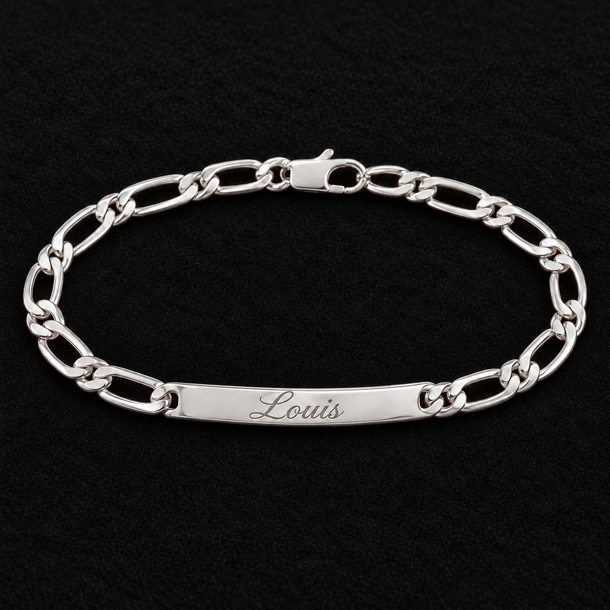 Bracelet identité homme argent 925 — Figaro 1+1 à graver, 20 cm — vue complète sur feutre bordeaux, exemple de gravure