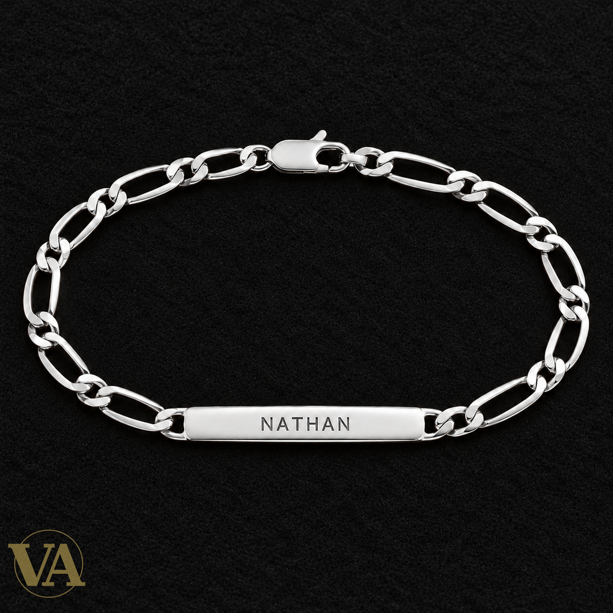 Gourmette argent rhodié 20 cm — vue complète sur feutre bordeaux, prénom d’exemple