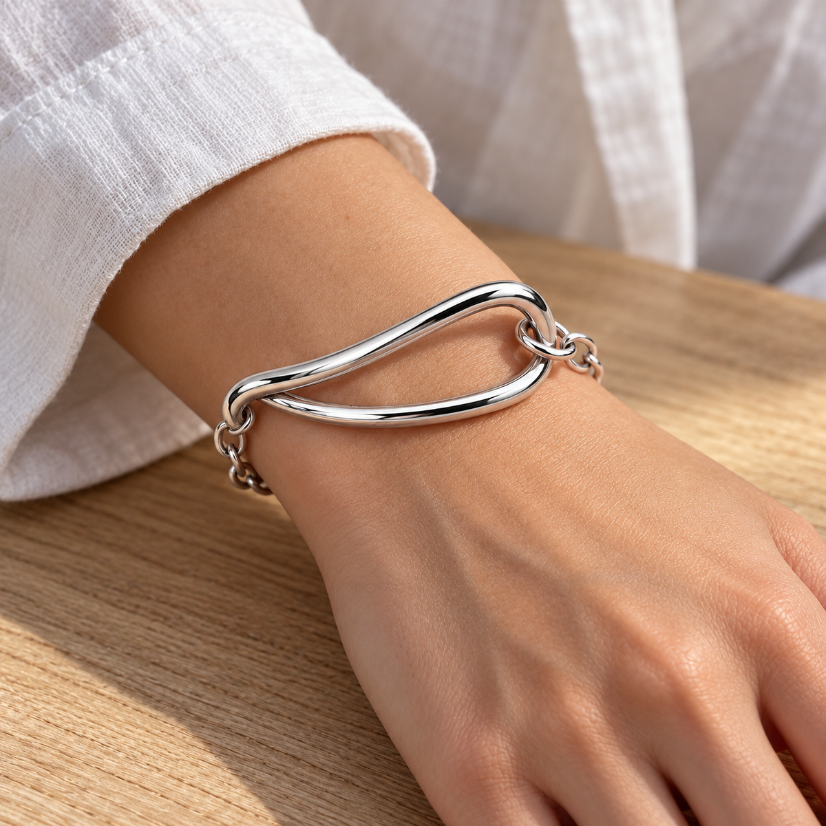Bracelet Hepburn argent 925 rhodié porté autour du poignet — détail sur peau claire