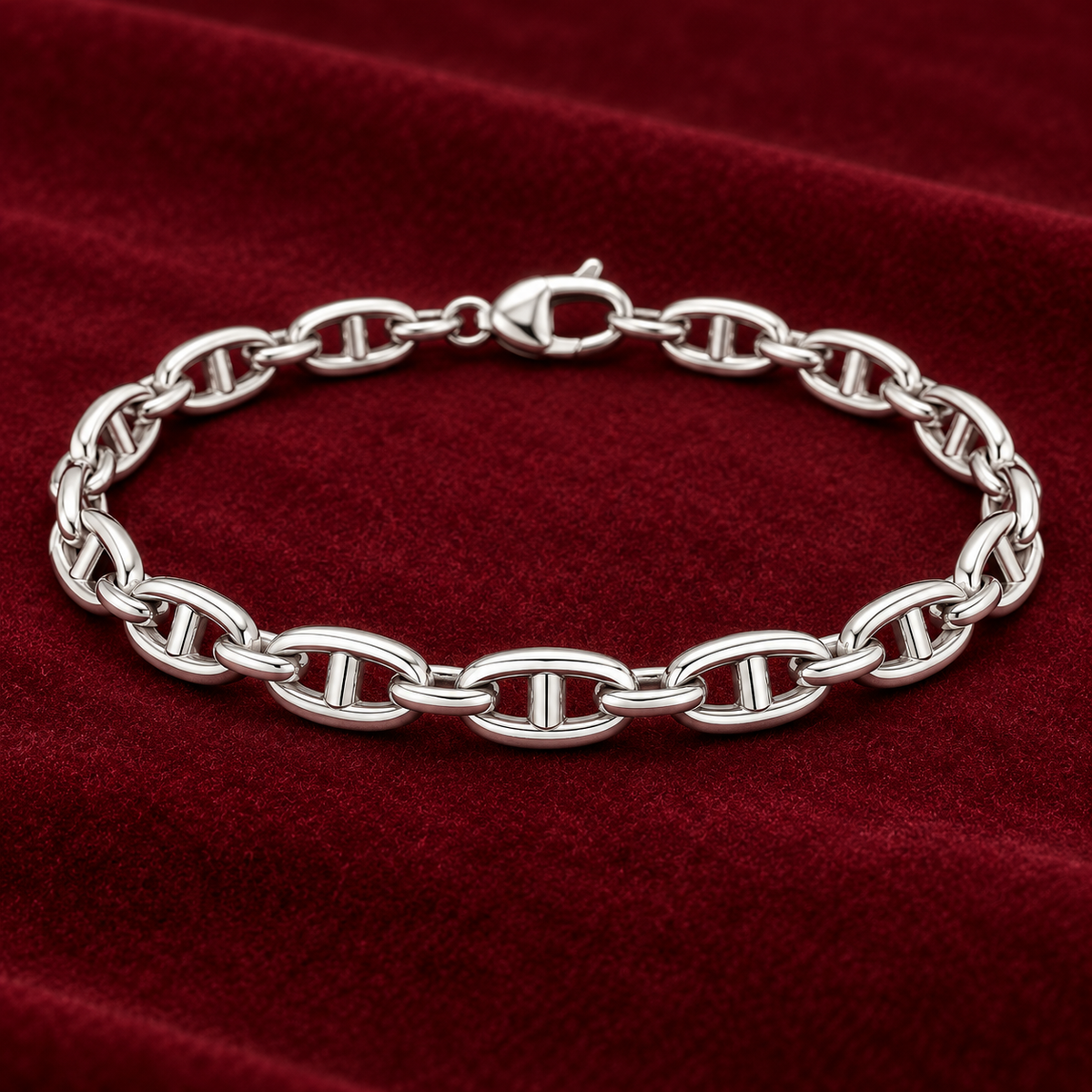 Maille Marine à Double Barrette — sur feutre bordeaux