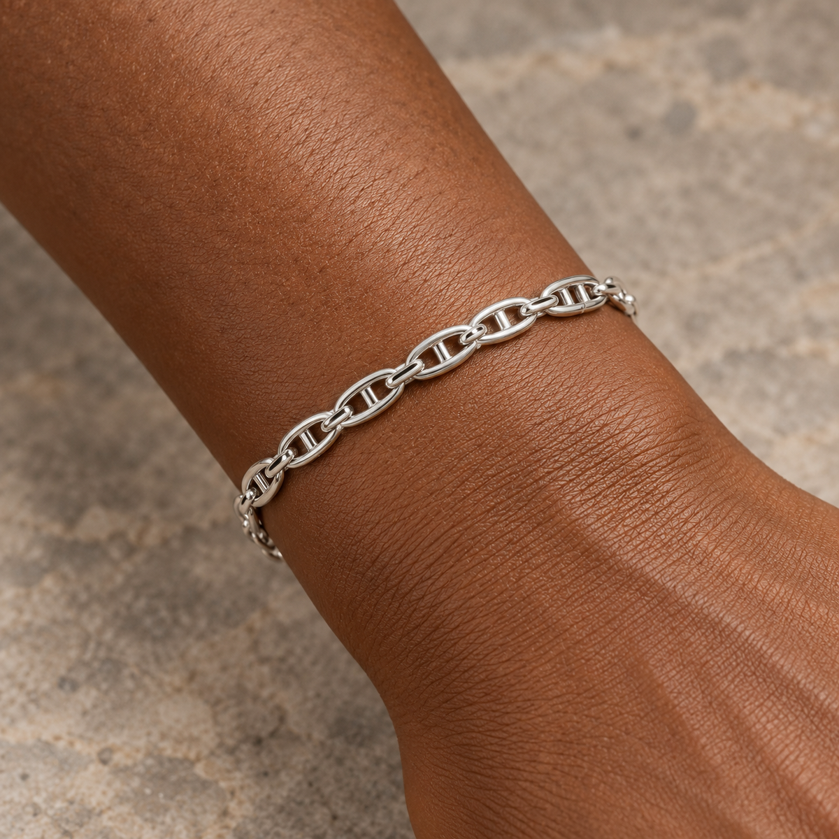 Maille Marine à Double Barrette — zoom porté sur peau foncée